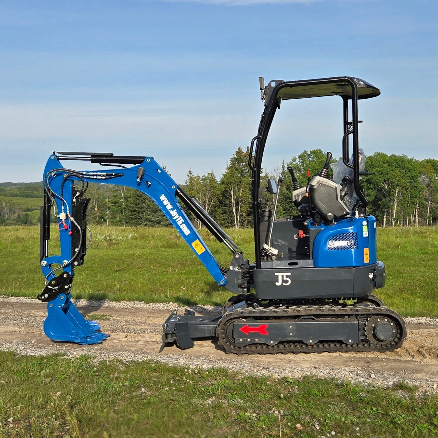 Roppa R18 mini-excavator for sale-Joyt5 mini excavator in blue color – compact construction equipment for digging and landscaping
