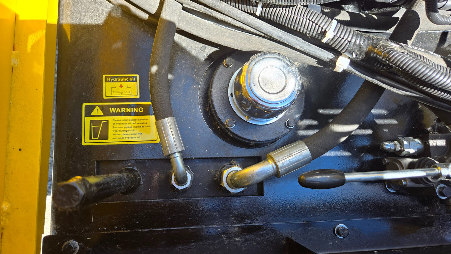 Hydraulic oil tank and filling system of JT5DR35 road roller with warning label