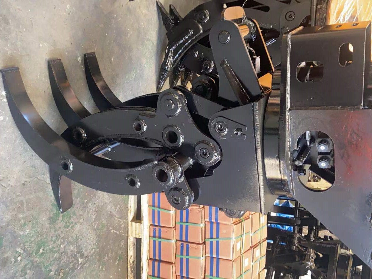 Close-up of JoyT5 hydraulic rotating grapple attachment for excavators – heavy-duty demolition and material handling grapple for forestry and construction in Canada.