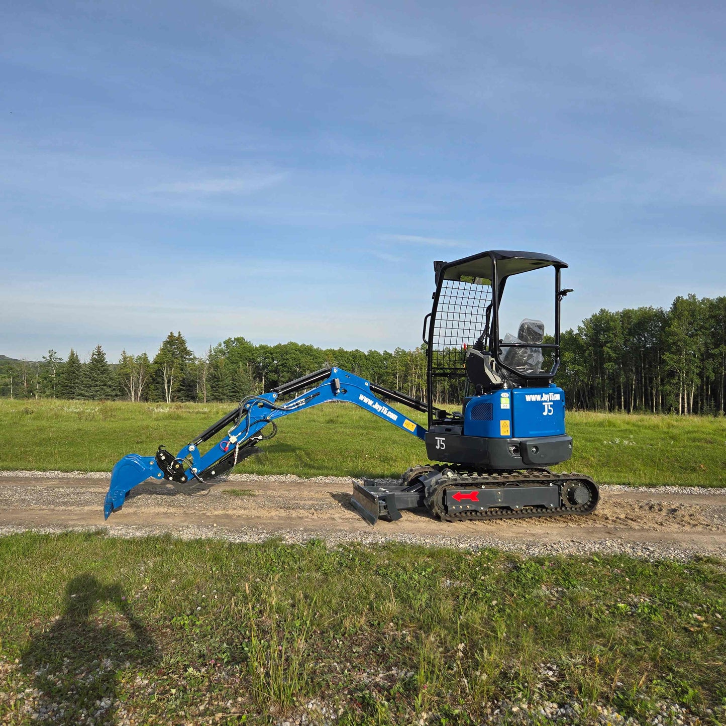 JoyT5 Rippa R18 Mini Excavator side view with bucket digging near ground level