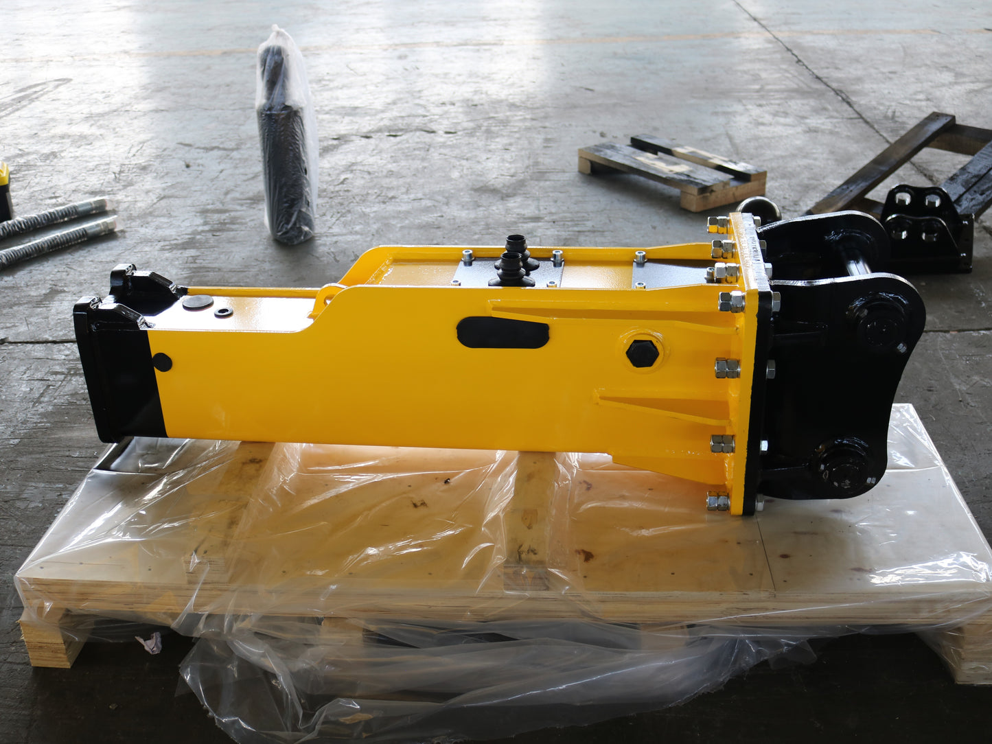 High-performance yellow JoyT5 hydraulic rock breaker hammer attachment for excavator in construction and mining work.