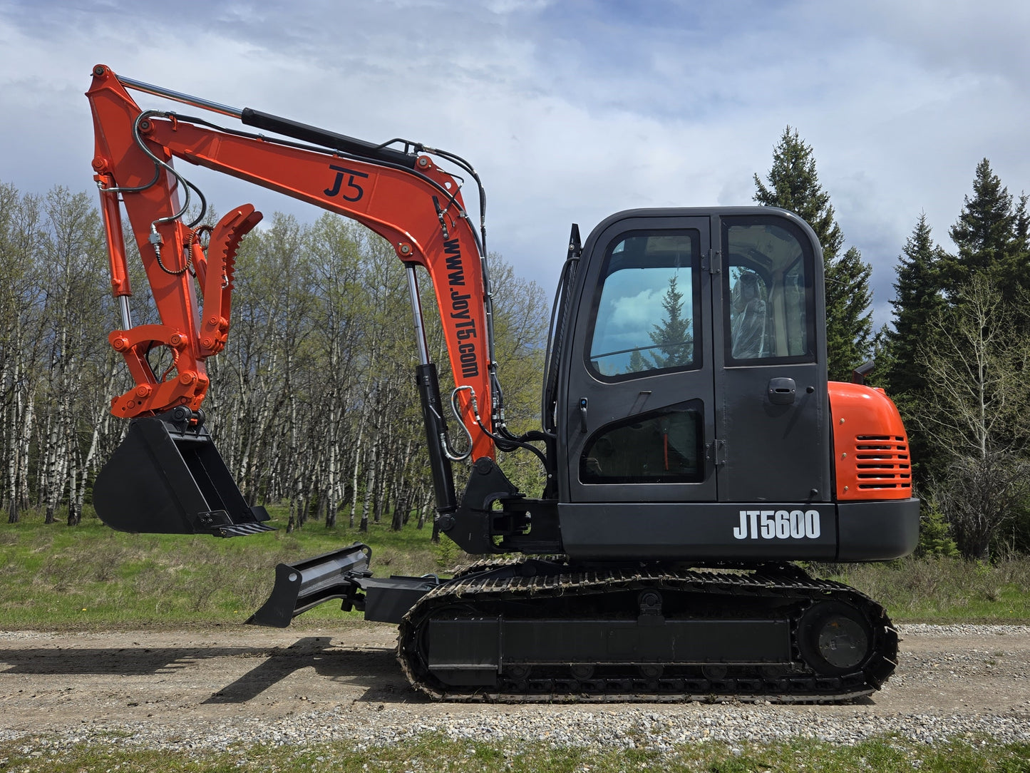 JT5600 6 ton mini excavator for sale by JoyT5 with Yanmar engine, hydraulic quick hitch, side swing boom and full cab AC, heavy duty digger available in USA and Canada