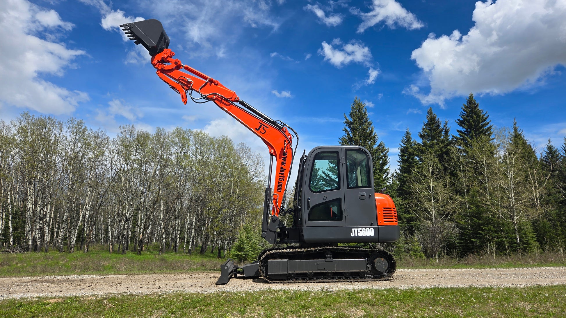 JT5600 6 Ton Compact Excavator by JoyT5 with Yanmar Engine, hydraulic quick hitch, bucket raised digging position