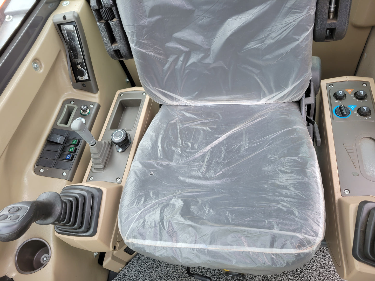 JT5600 6 Ton Mini Excavator | JoyT5 Yanmar Engine – Comfortable operator seat with advanced joystick and control panel for easy operation