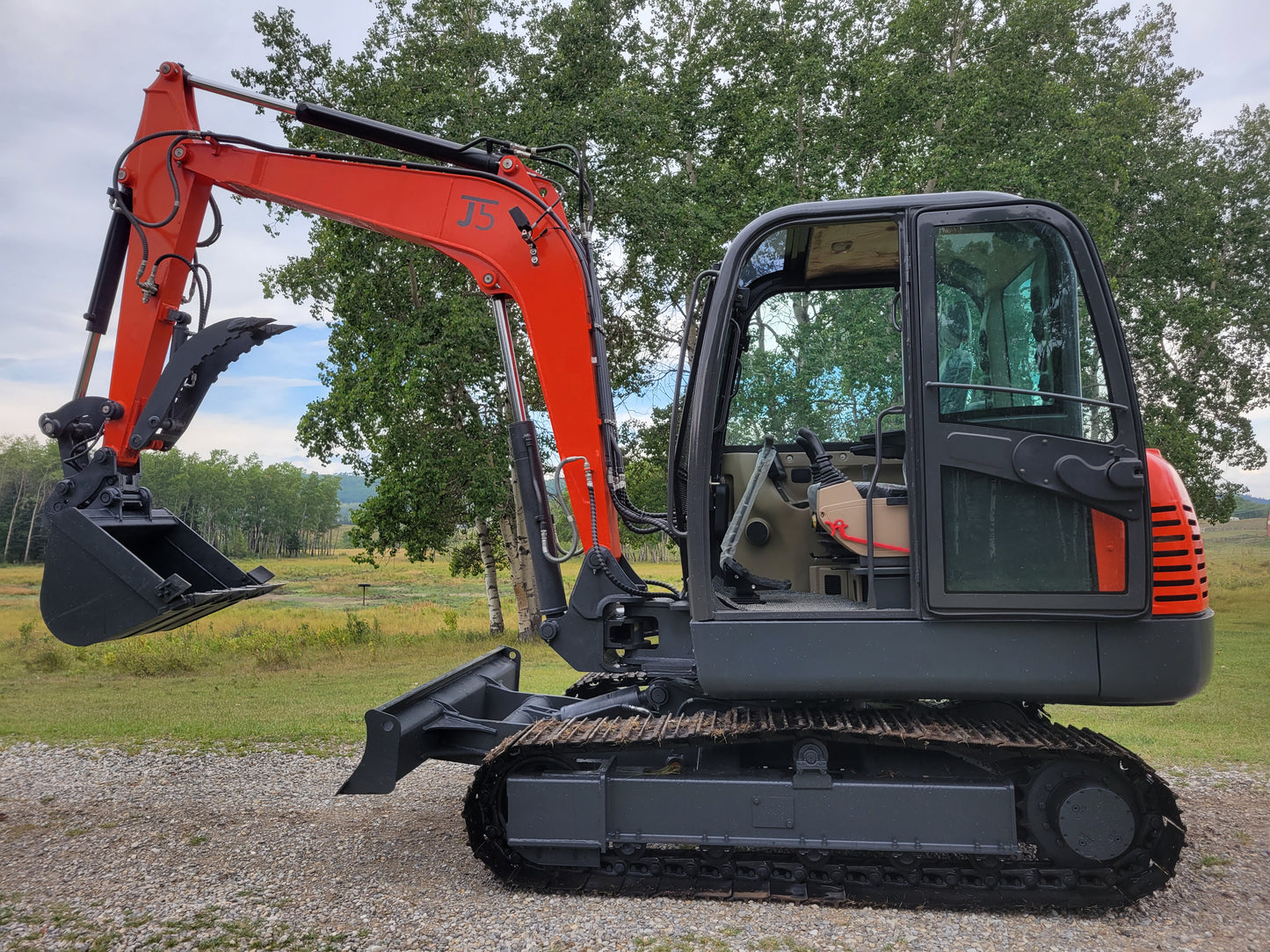 JT5600 6 Ton Mini Excavator | JoyT5 Yanmar Engine – Side profile with cabin door open and heavy-duty bucket