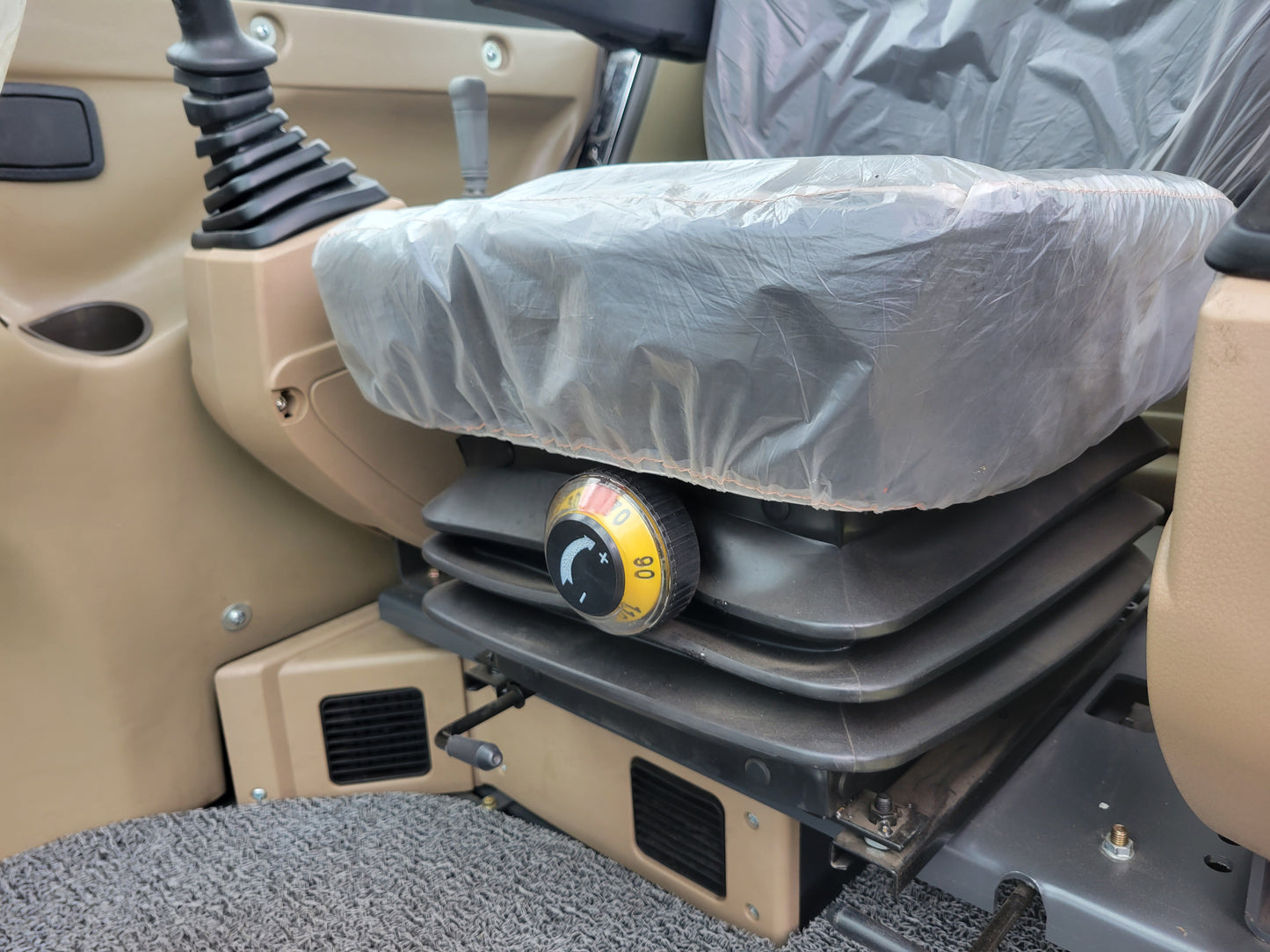 JT5600 6 Ton Mini Excavator | JoyT5 Yanmar Engine – Adjustable suspension seat with weight control dial for operator comfort