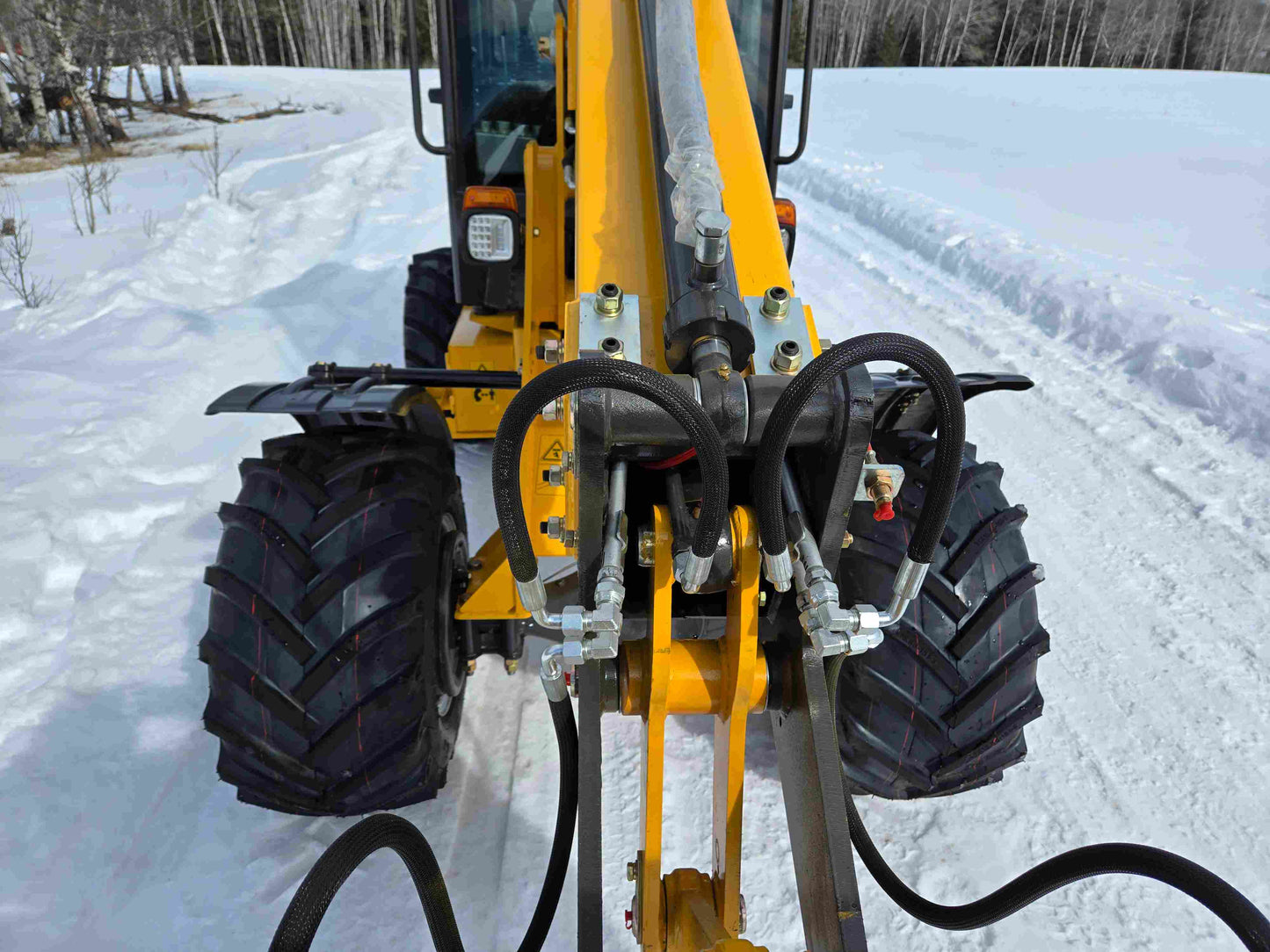 Front view of JT5WL1000 mini wheel loader hydraulic hose and control system for efficient bucket operation.