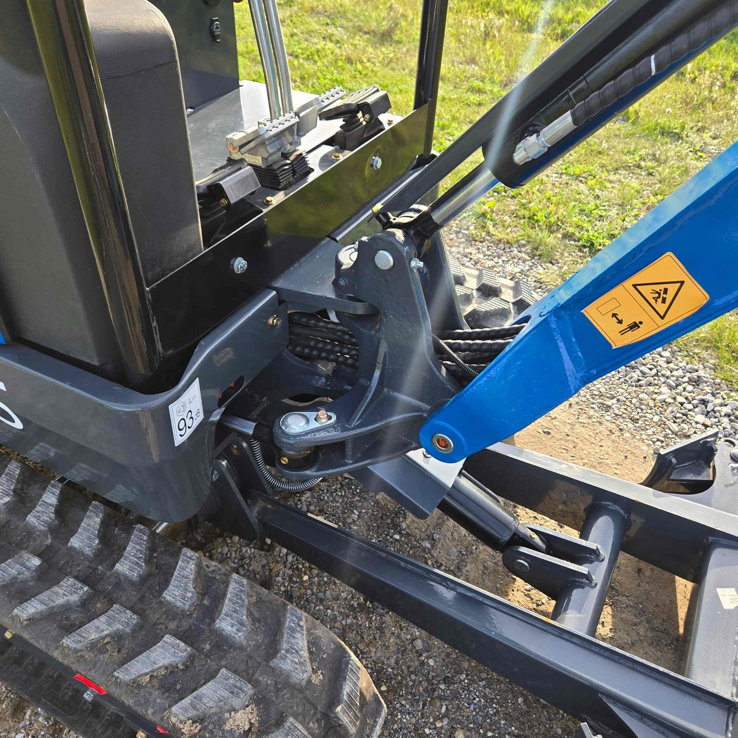 Hydraulic boom structure and arm connection of Rippa R18 mini excavator with rubber track in Canada | Compact excavator JoyT5 for construction and landscaping use