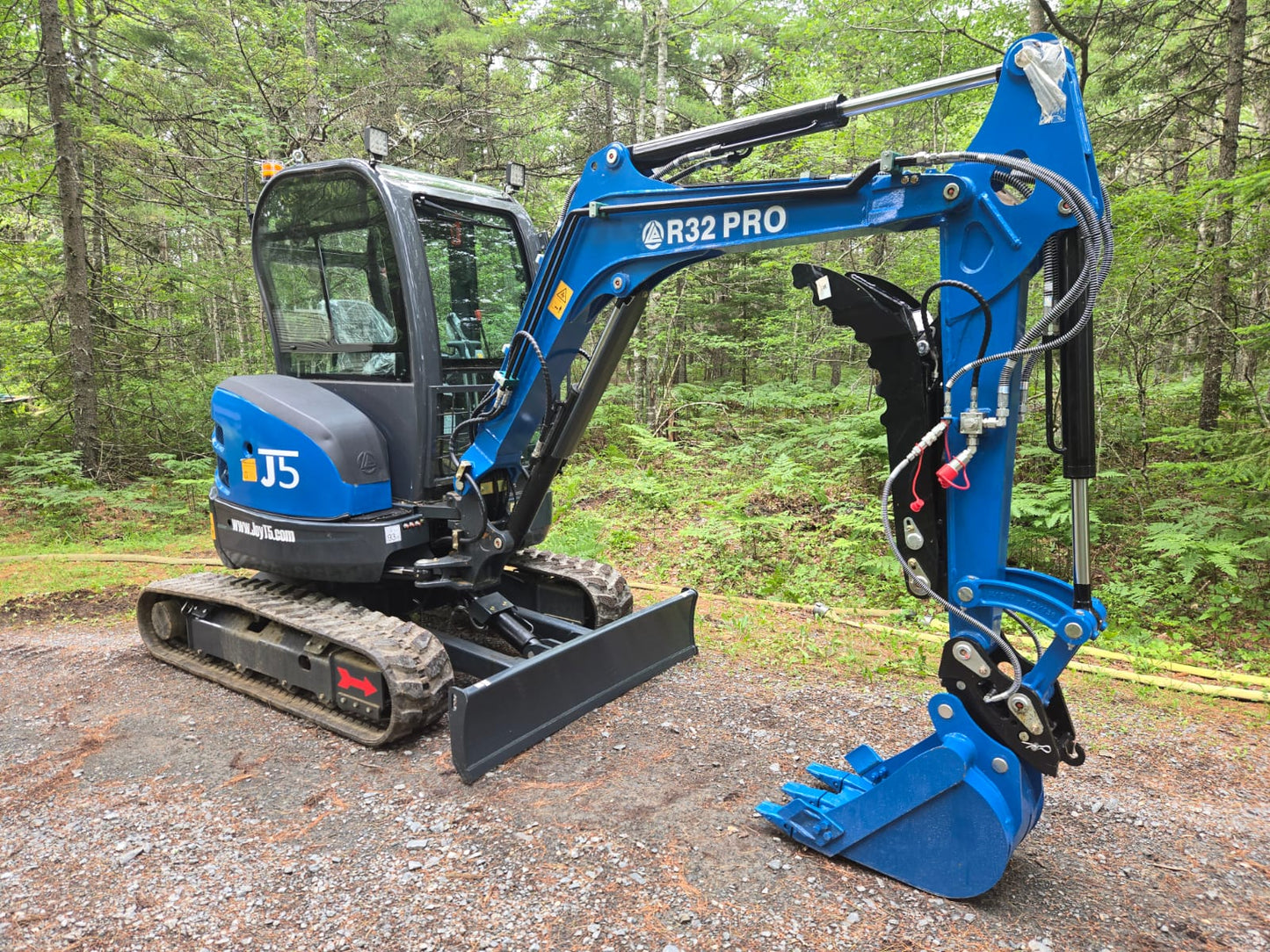 Rippa R32 mini excavator for sale in Canada, 3 ton compact construction equipment with Kubota engine for landscaping and building projects