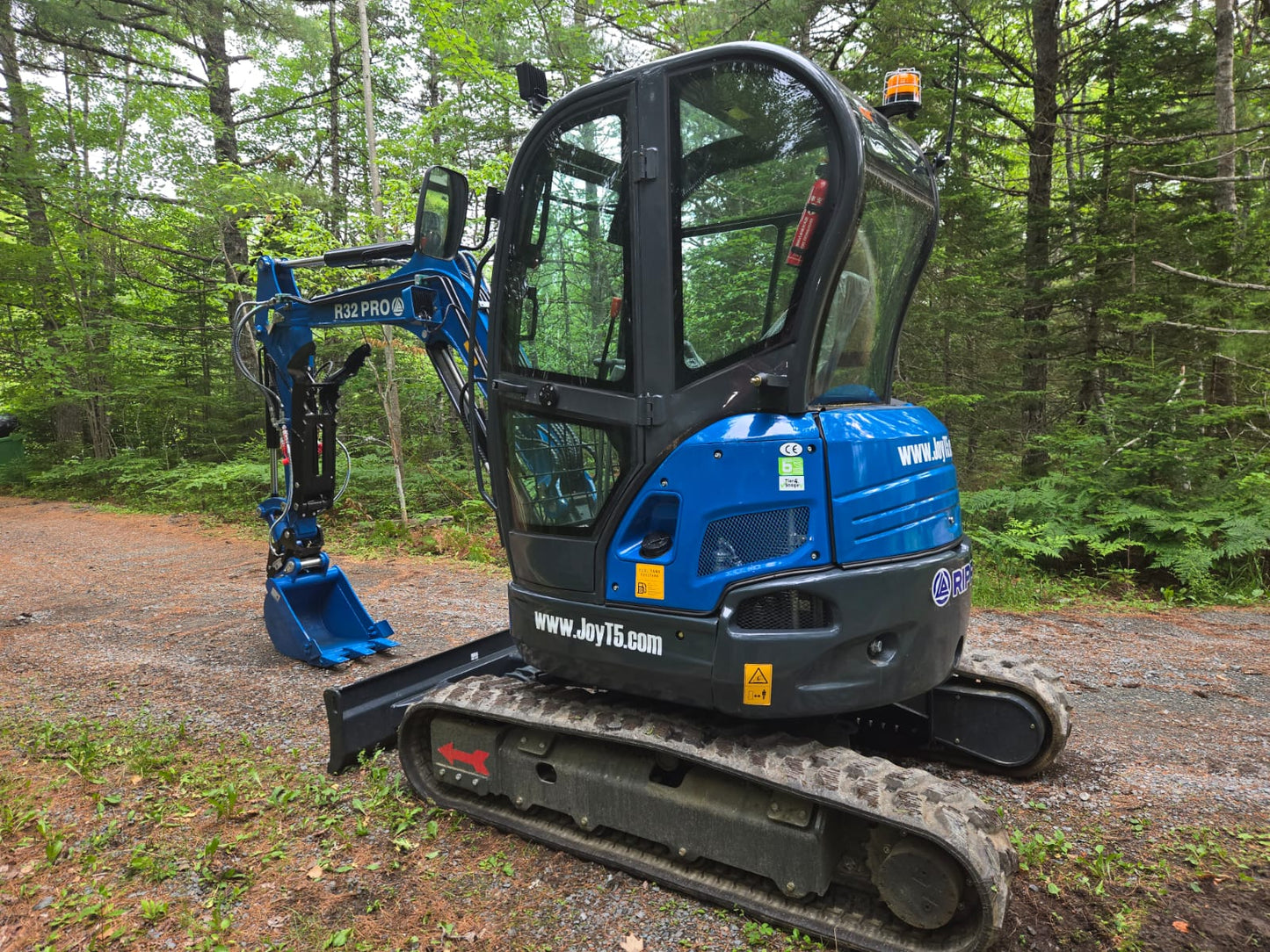 Rippa R32 Mini Excavator with hydraulic system in Canada, compact excavator for landscaping and construction | JoyT5