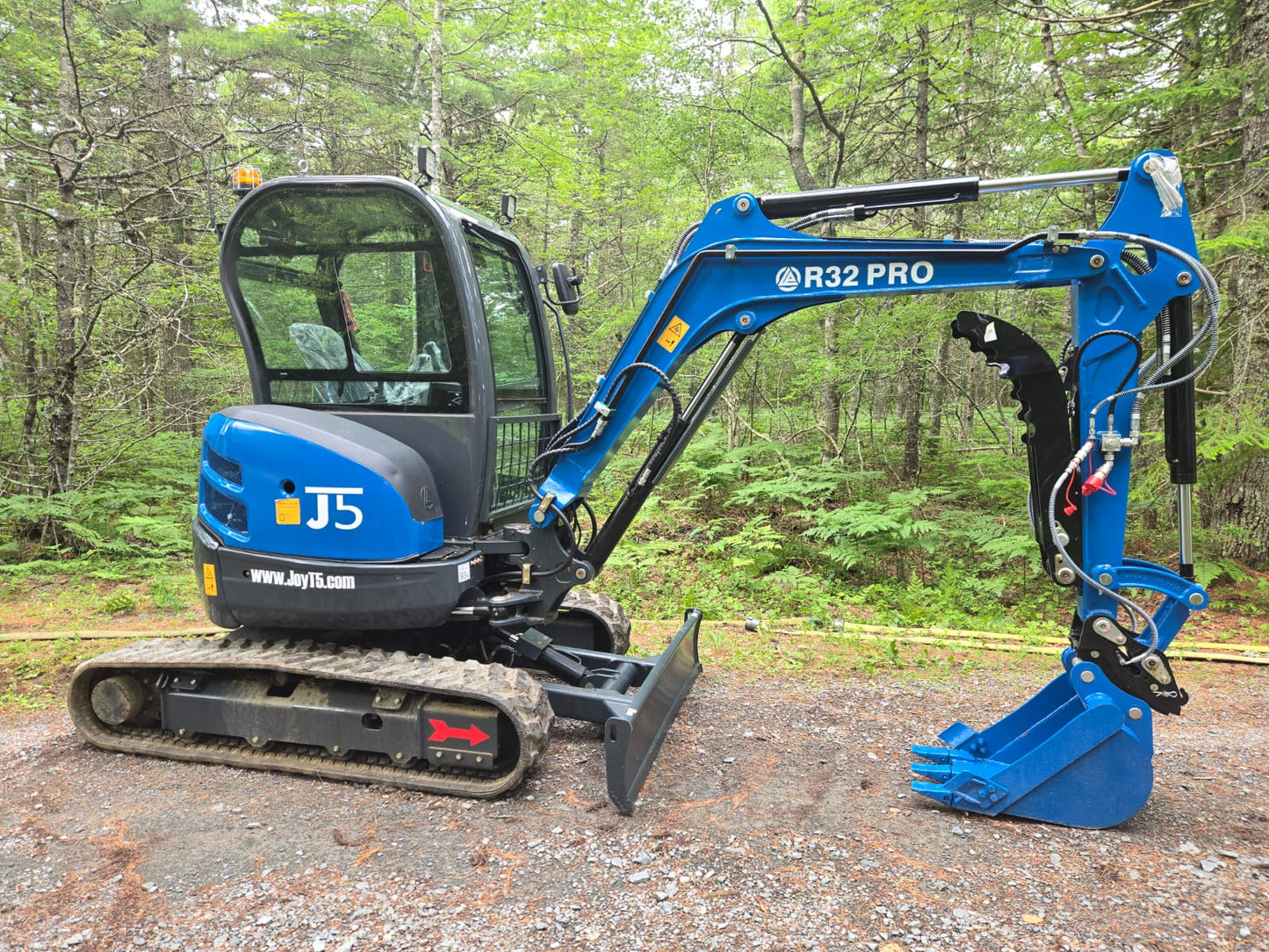 Side view of Rippa R32 Mini Excavator in Canada with hydraulic system and trenching bucket | JoyT5