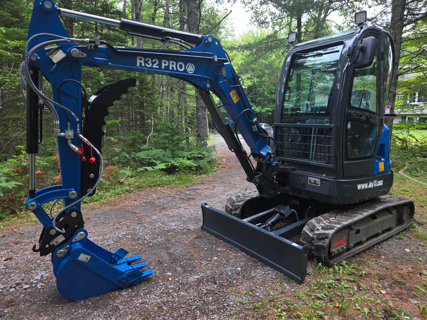 Rippa R32 Mini Excavator with front blade and hydraulic digging arm – compact excavator in Canada | JoyT5