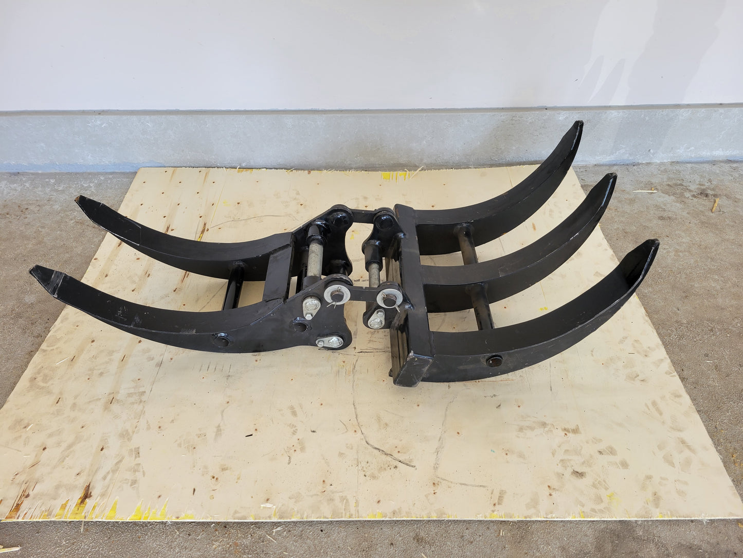 JoyT5 Mini Excavator Grapple for Sale, heavy-duty excavator attachment designed for strong and reliable material handling.