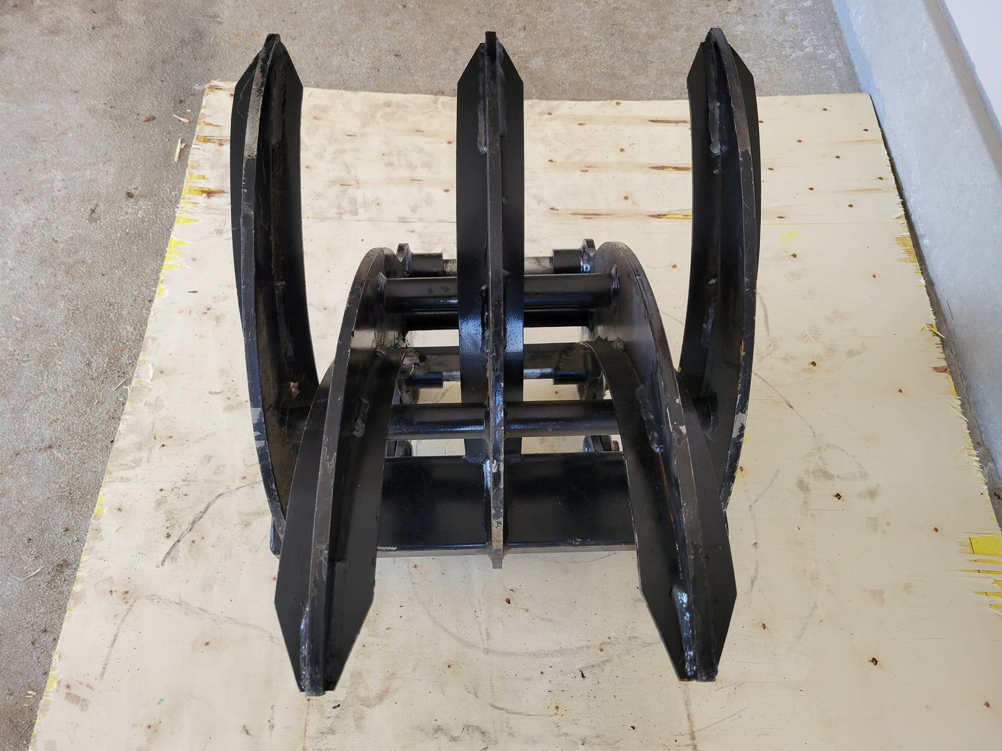 High-quality Mini Excavator Grapple for Sale from JoyT5 Excavator Attachments, durable and heavy-duty grapple attachment for mini excavators.