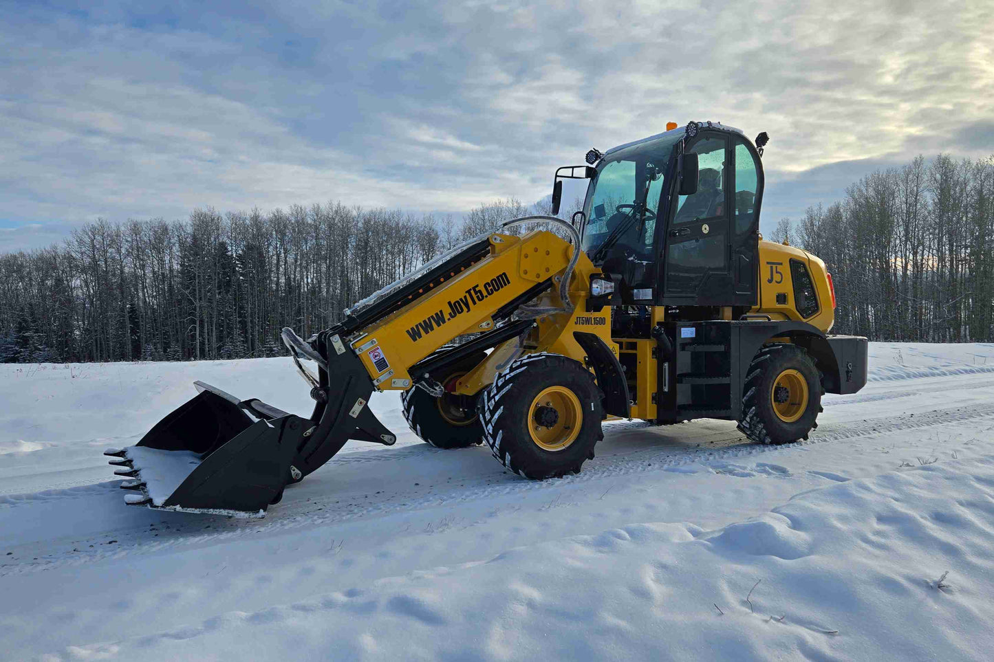 1.5 ton compact wheel loader operating on snowy ground in Canada ideal for construction farms and material handling work