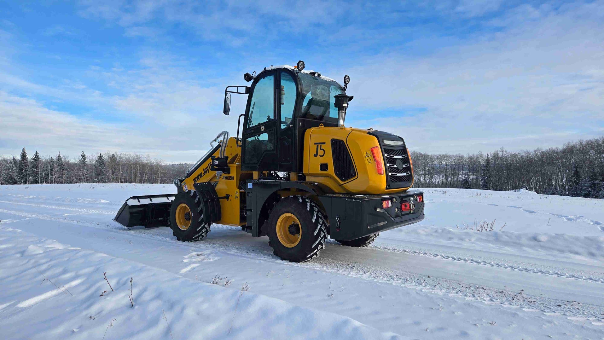 JT5WL1500 compact wheel loader 1.5 ton 3300 lbs rear side view on snow in Canada – durable small wheel loader for sale.