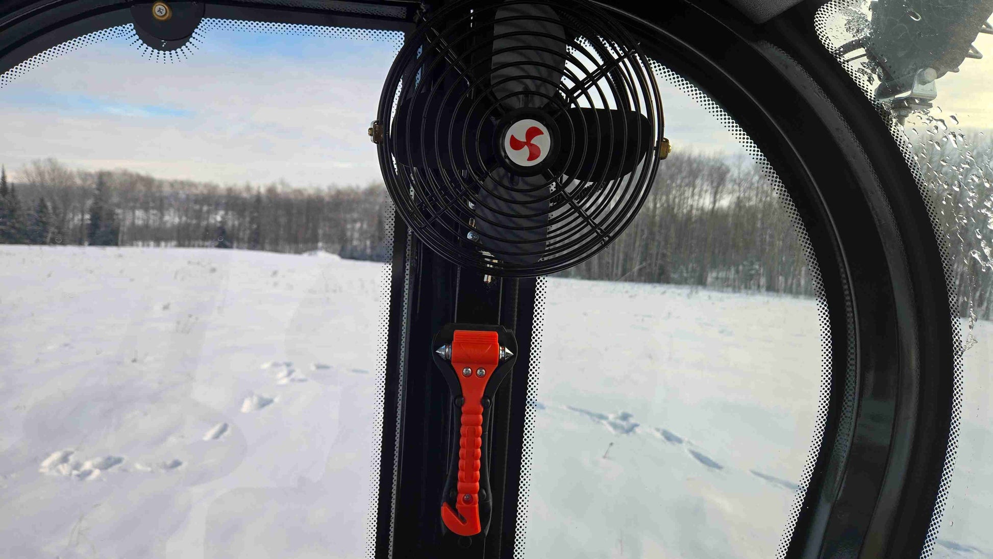 JT5WL1500 compact wheel loader cabin fan for comfort with emergency escape hammer for operator safety.