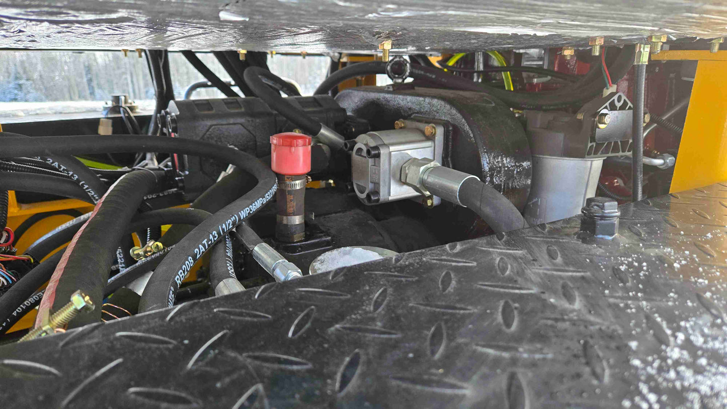 Hydraulic pump and engine compartment of JT5WL1500 wheel loader showing durable hoses and high-performance pump system.