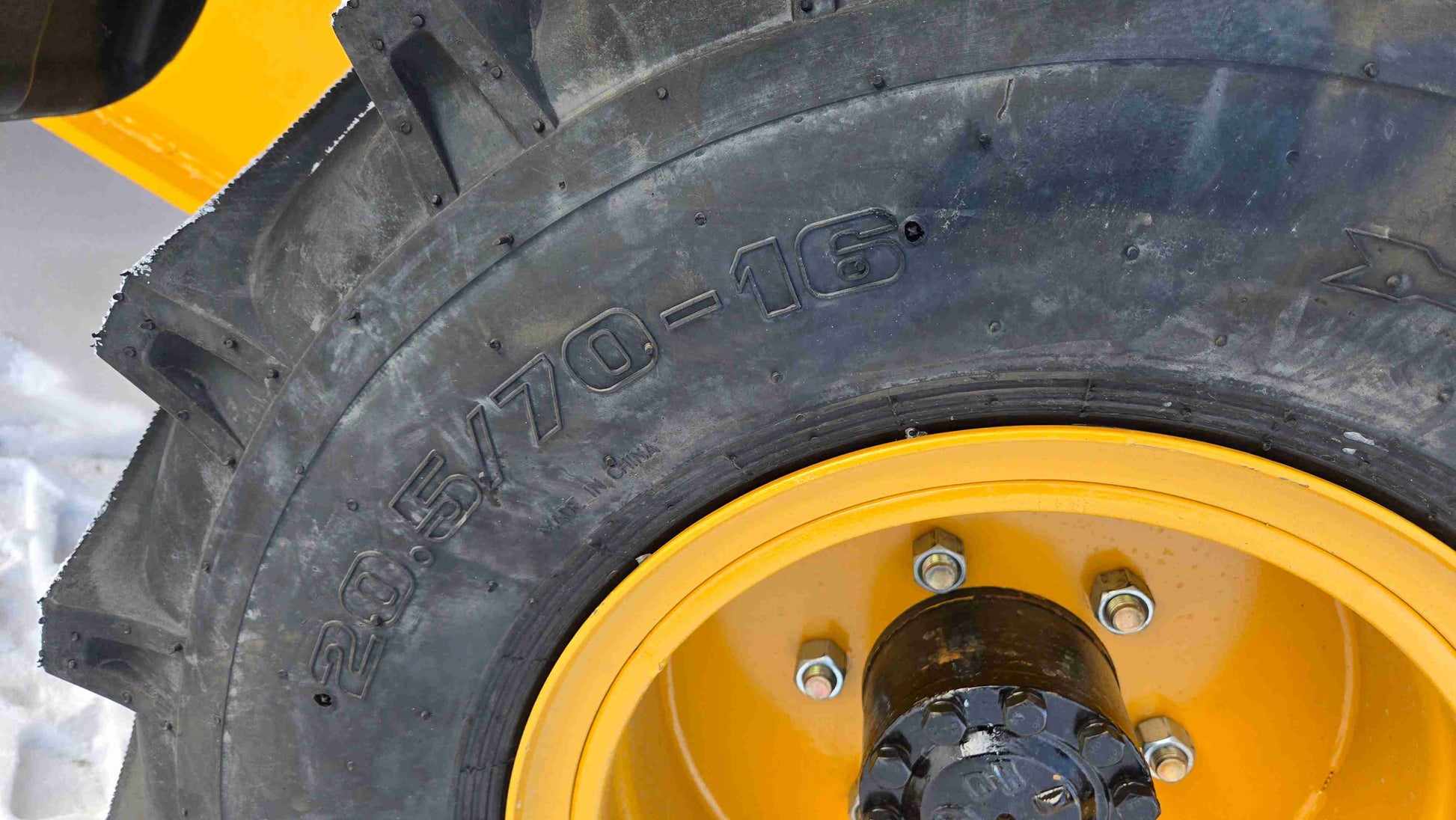 Close-up of JT5WL1500 wheel loader tire showing size 20.5/70-16 for durability and heavy-duty performance.