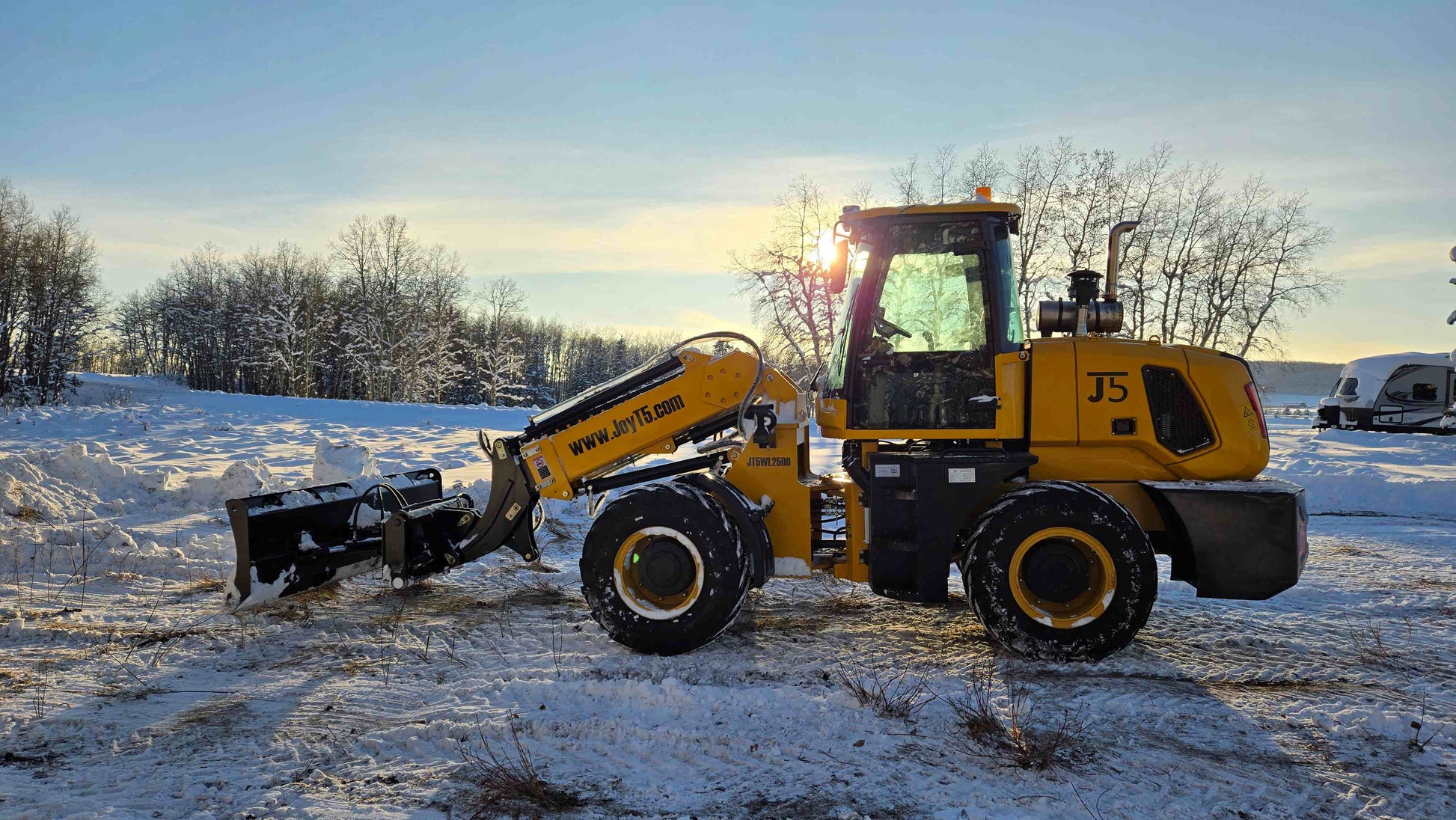 JT5WL2500 2.5 Ton Mini Wheel Loader in Canada at sunset clearing snow, compact and durable loader for construction and agriculture.