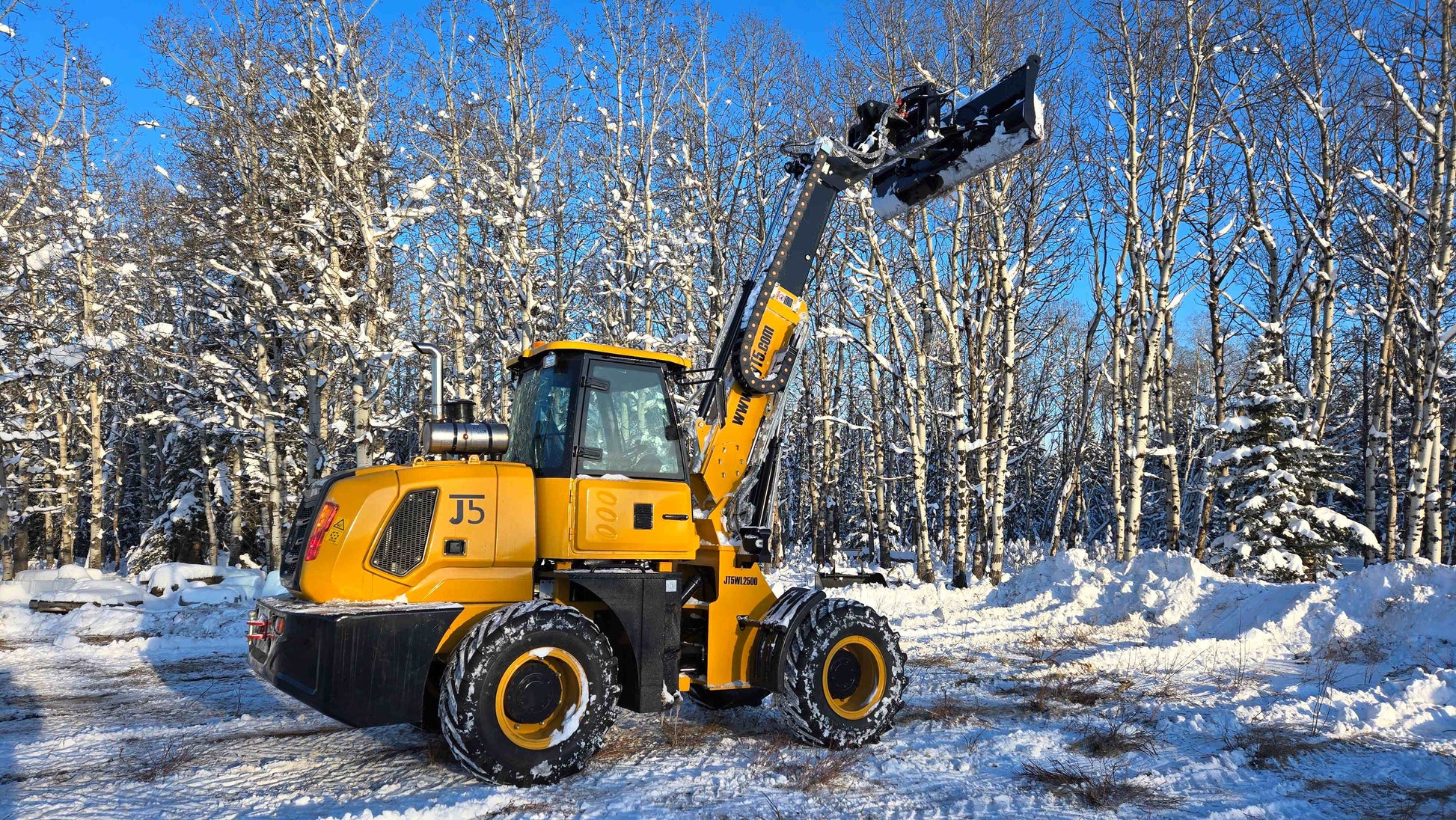 JT5WL2500 wheel loader with raised arm clearing snow, high-performance heavy equipment for construction and winter operations.
