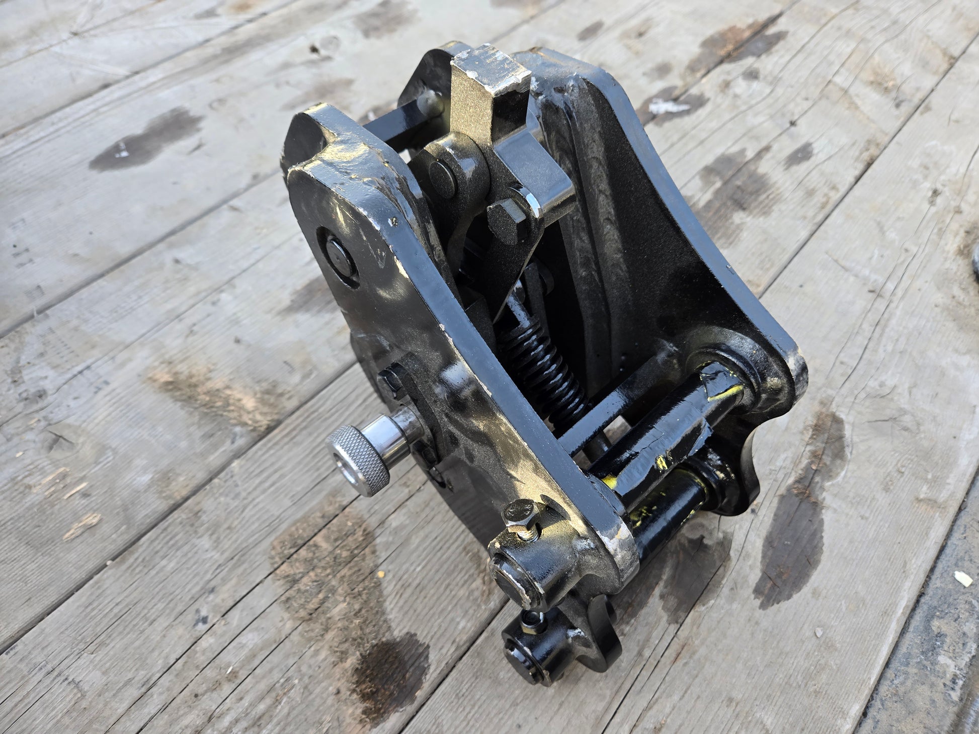 Compact mini excavator quick hitch coupler with 90x92x25mm mount pattern for Agrotk and FF Industrial in Canada designed for fast bucket and attachment change

