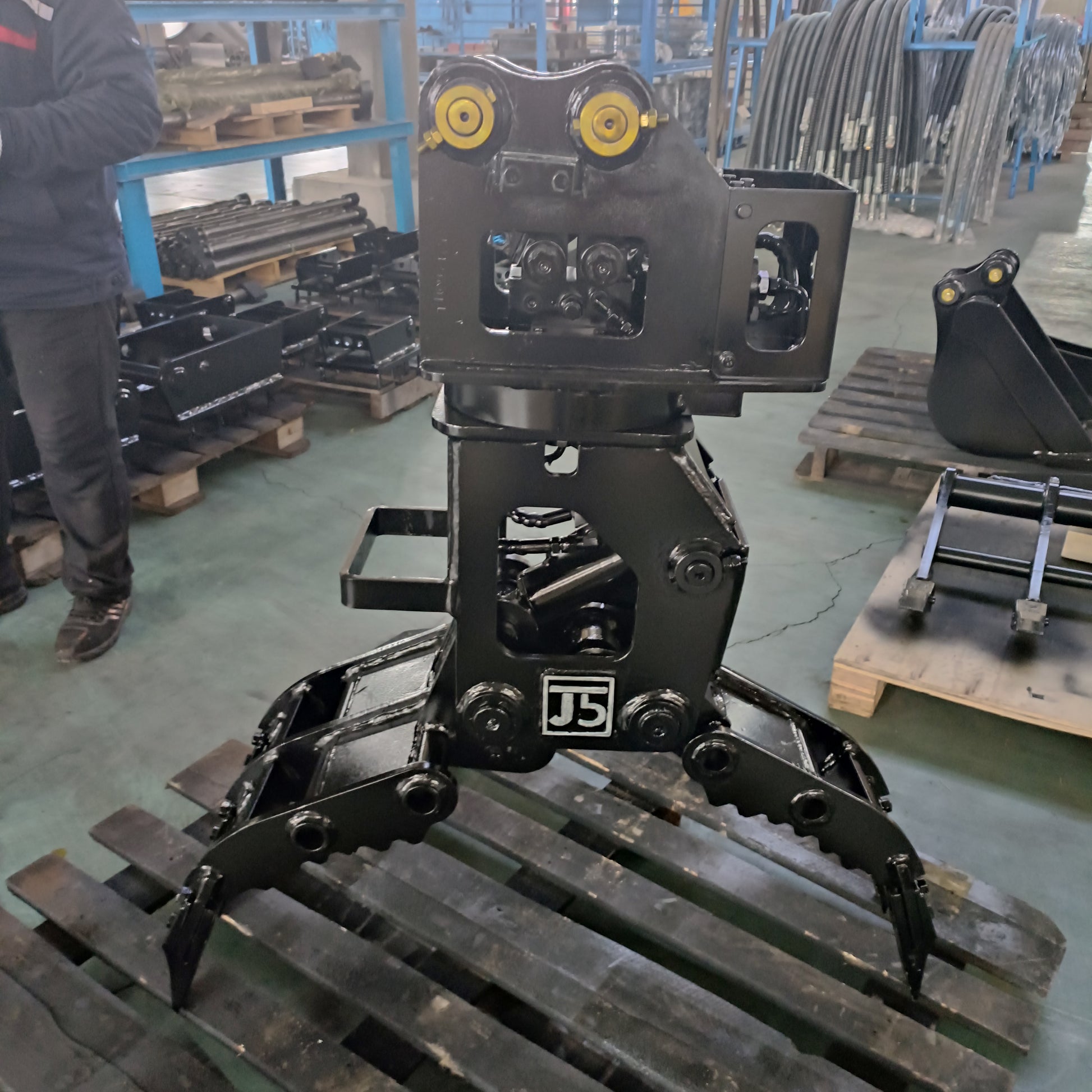 custom excavator grapple attachment made in Canada heavy duty material handling tool for lifting logs rocks and debris in construction and forestry

