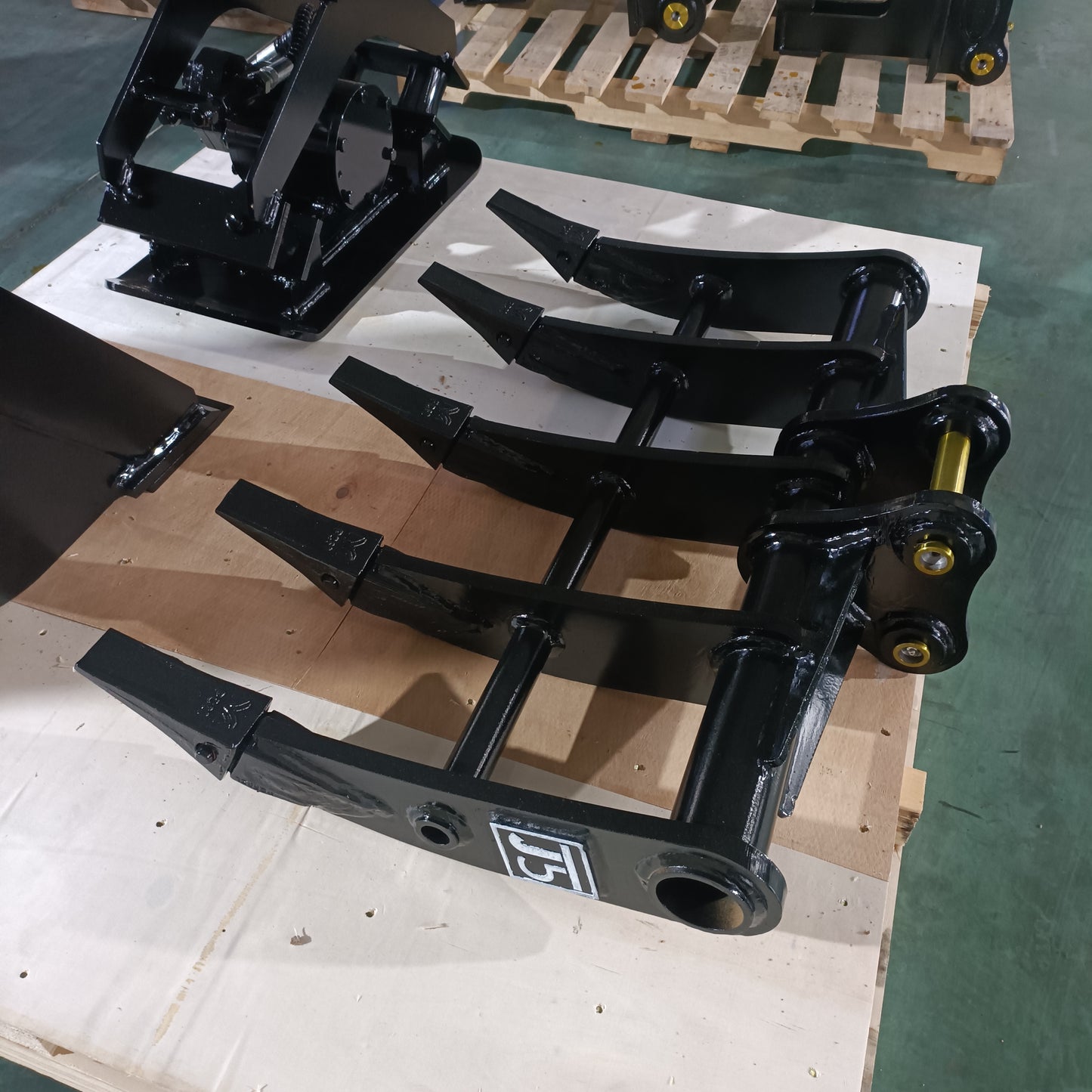 custom excavator rake attachment made in Canada heavy duty land clearing and root removal equipment for construction and landscaping projects

