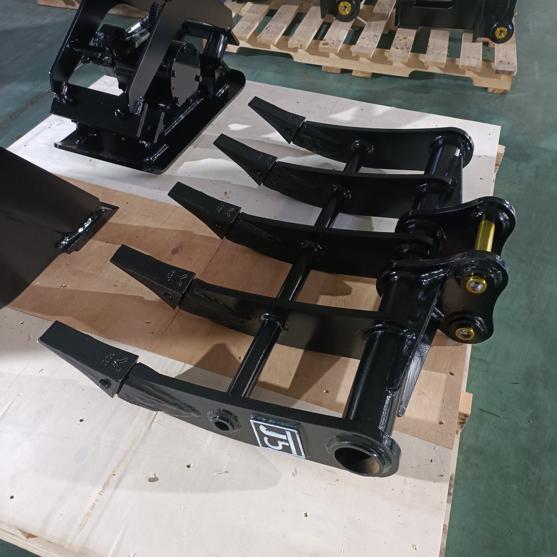 custom excavator rake attachment made in Canada heavy duty land clearing and root removal equipment for construction and landscaping projects

