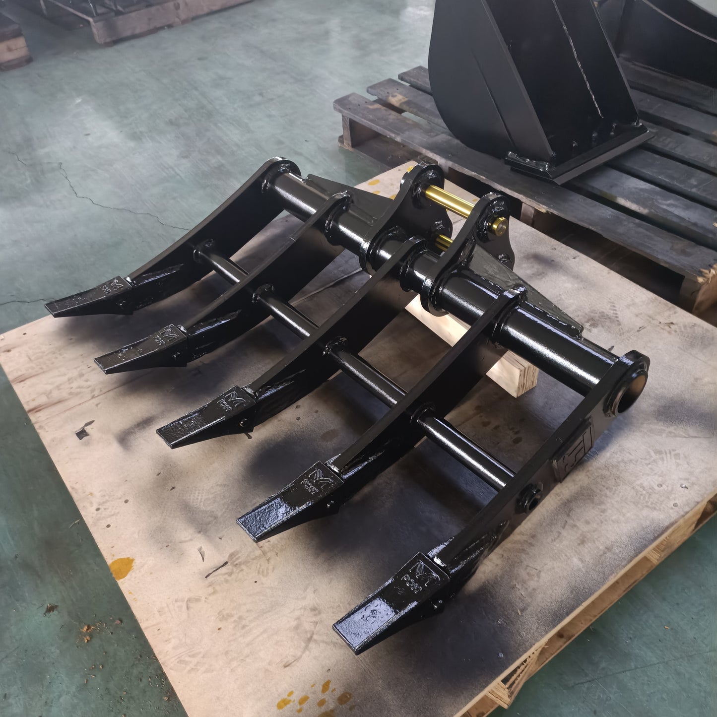 custom excavator rake attachment made in Canada heavy duty equipment for land clearing debris removal and soil preparation in construction

