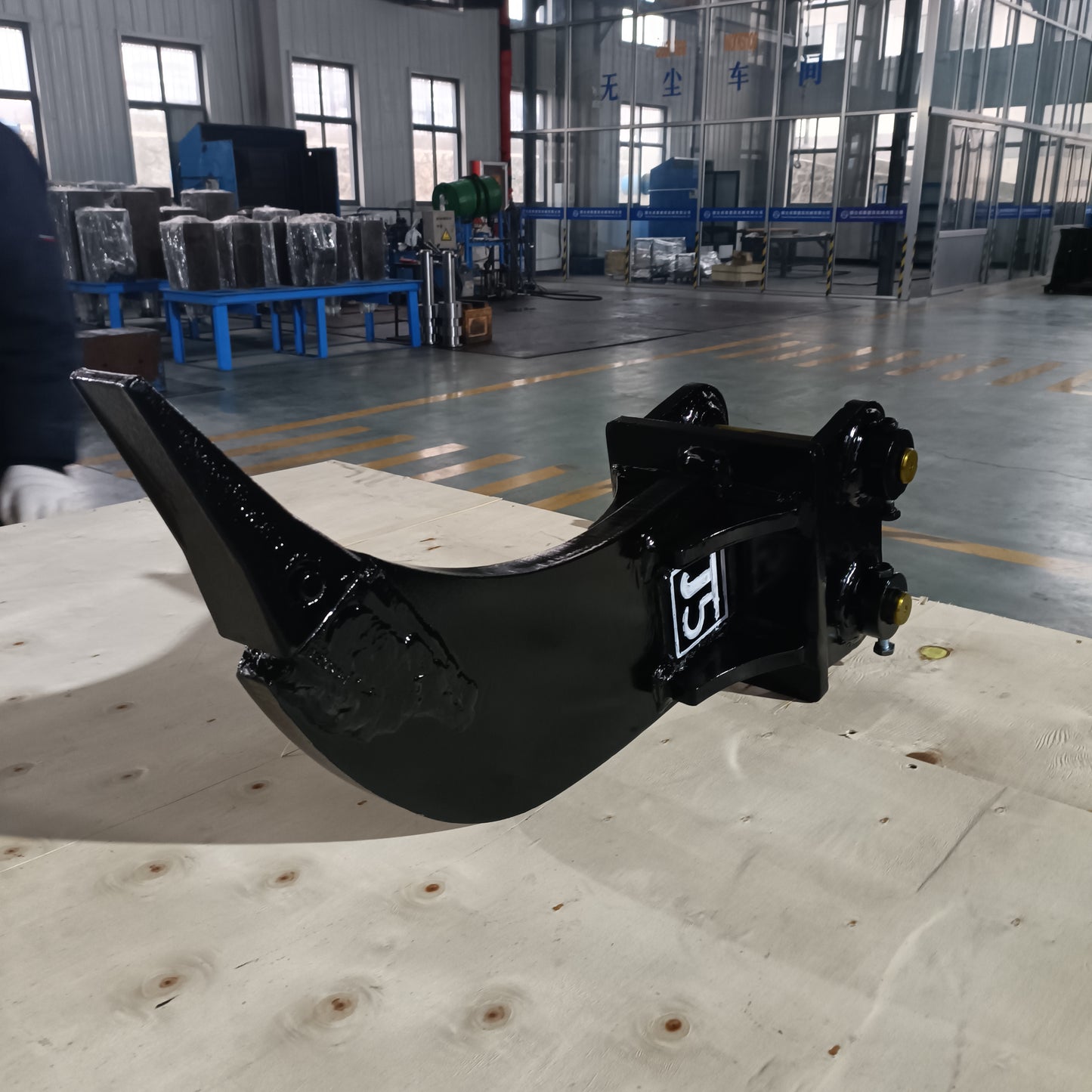 Custom excavator ripper attachment made in Canada for mini and heavy duty excavators used in construction and earthmoving

