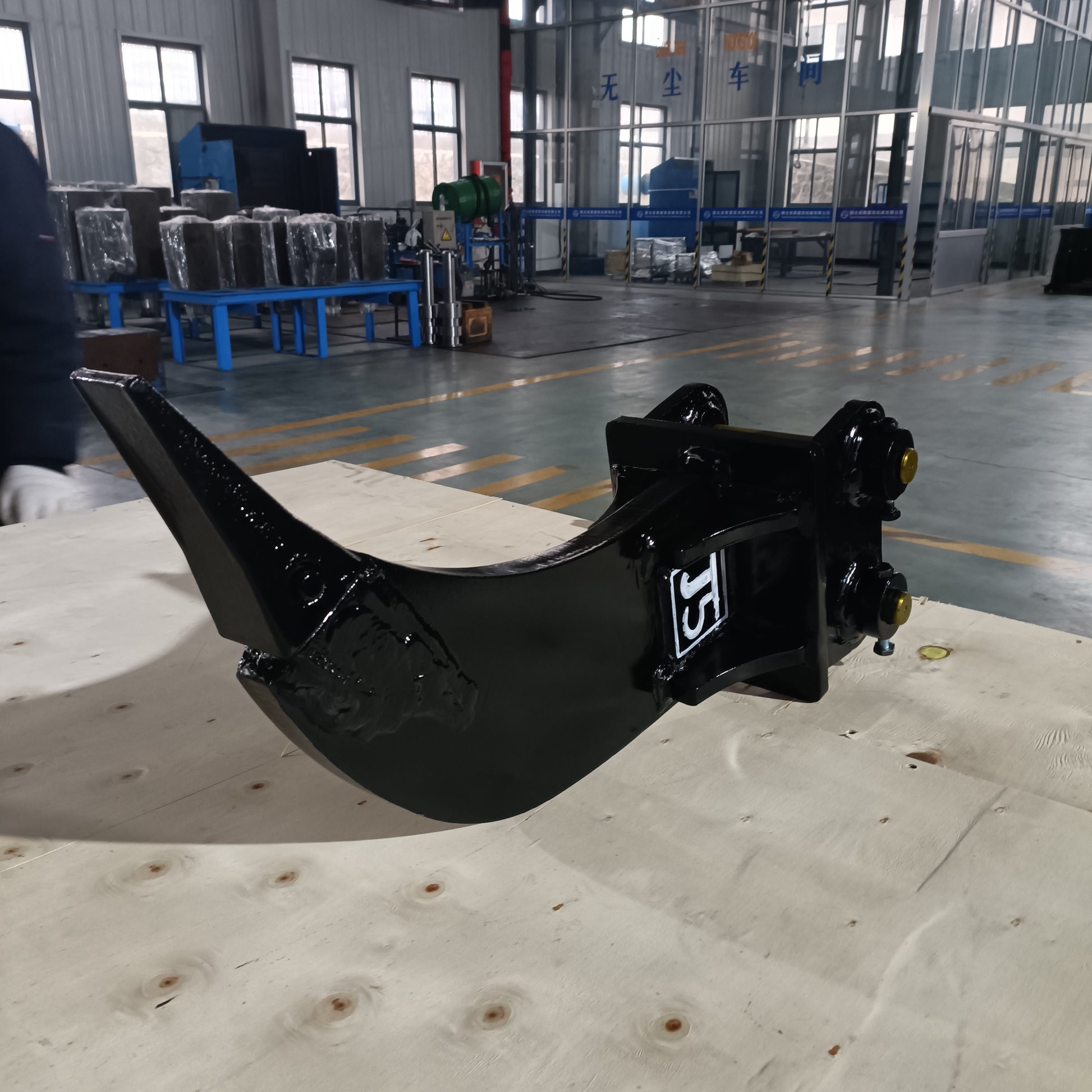 Custom excavator ripper attachment made in Canada for mini and heavy duty excavators used in construction and earthmoving

