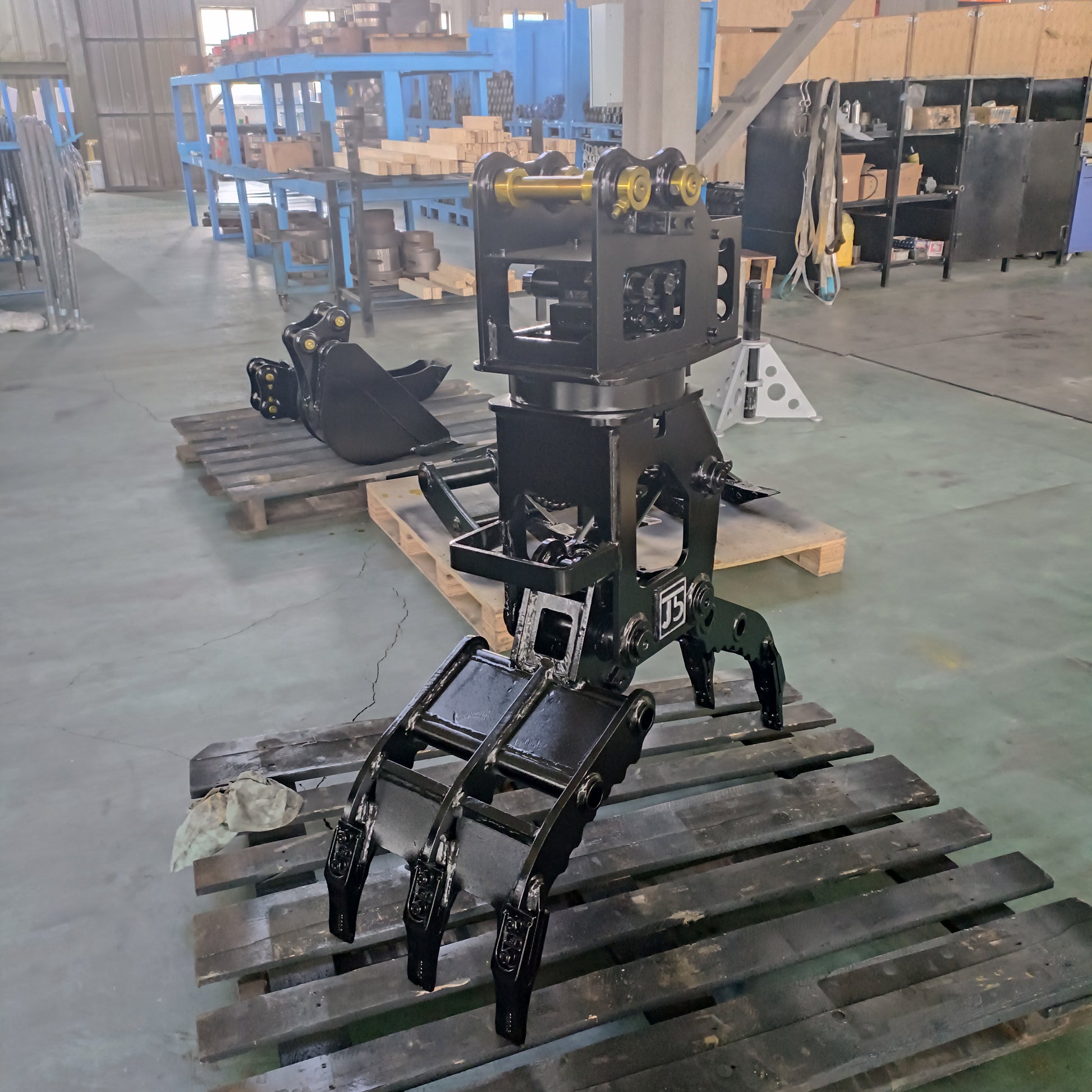 custom excavator rotating grapple attachment made in Canada heavy duty tool for gripping lifting and sorting materials in construction and forestry work



