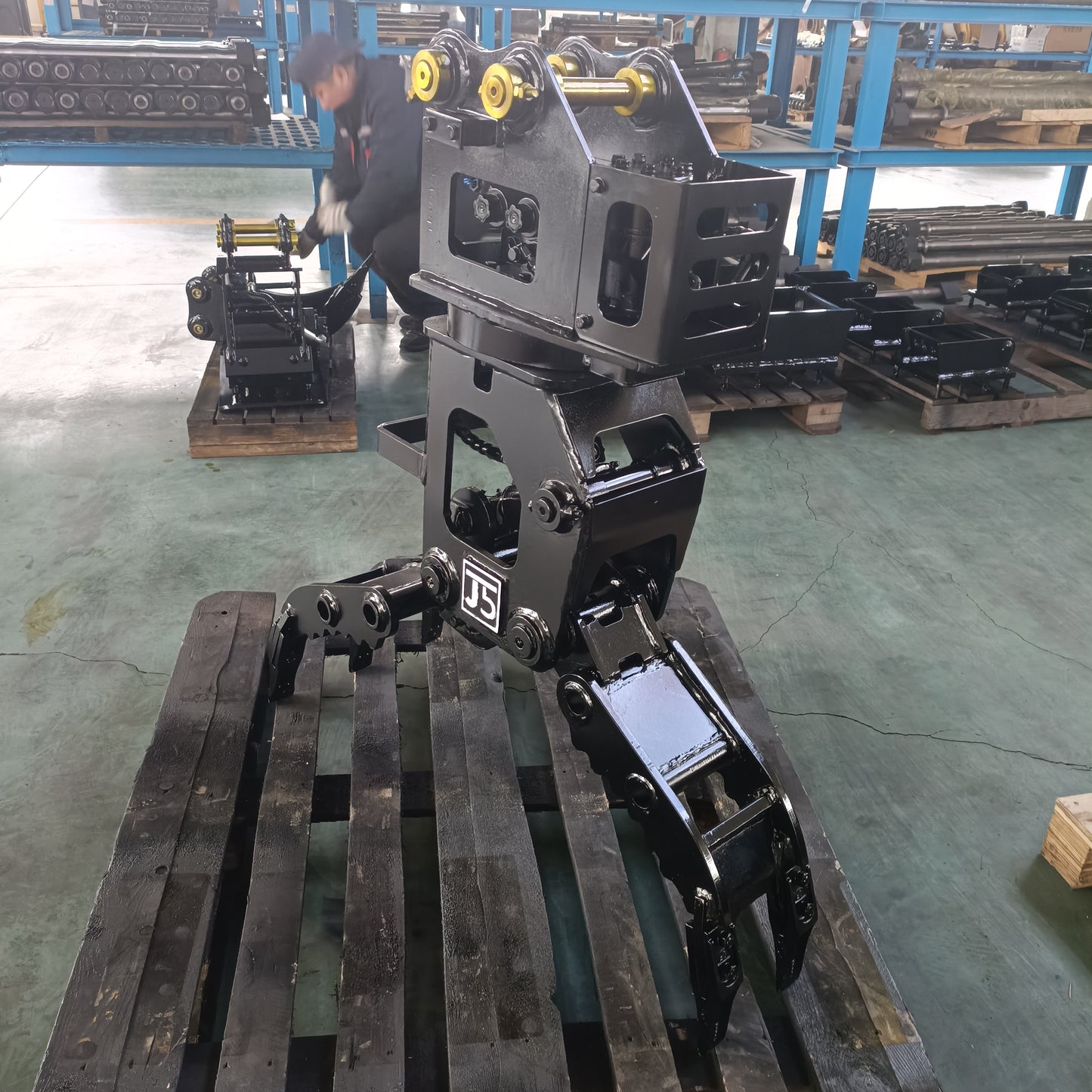 custom excavator rotating grapple attachment made in Canada heavy duty equipment used for forestry lifting and material handling in construction projects