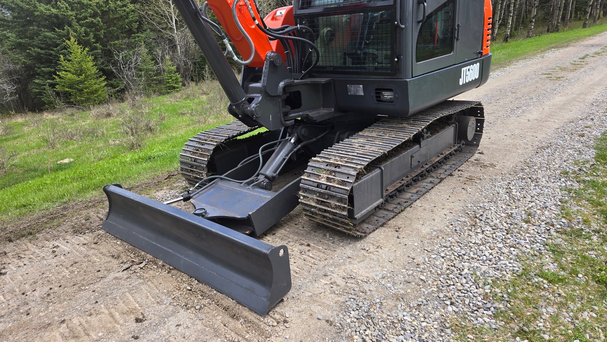 Dozer blade and hydraulic system of JT5600 6 ton mini excavator with Yanmar diesel engine for sale in Canada, reliable compact excavator for construction grading

