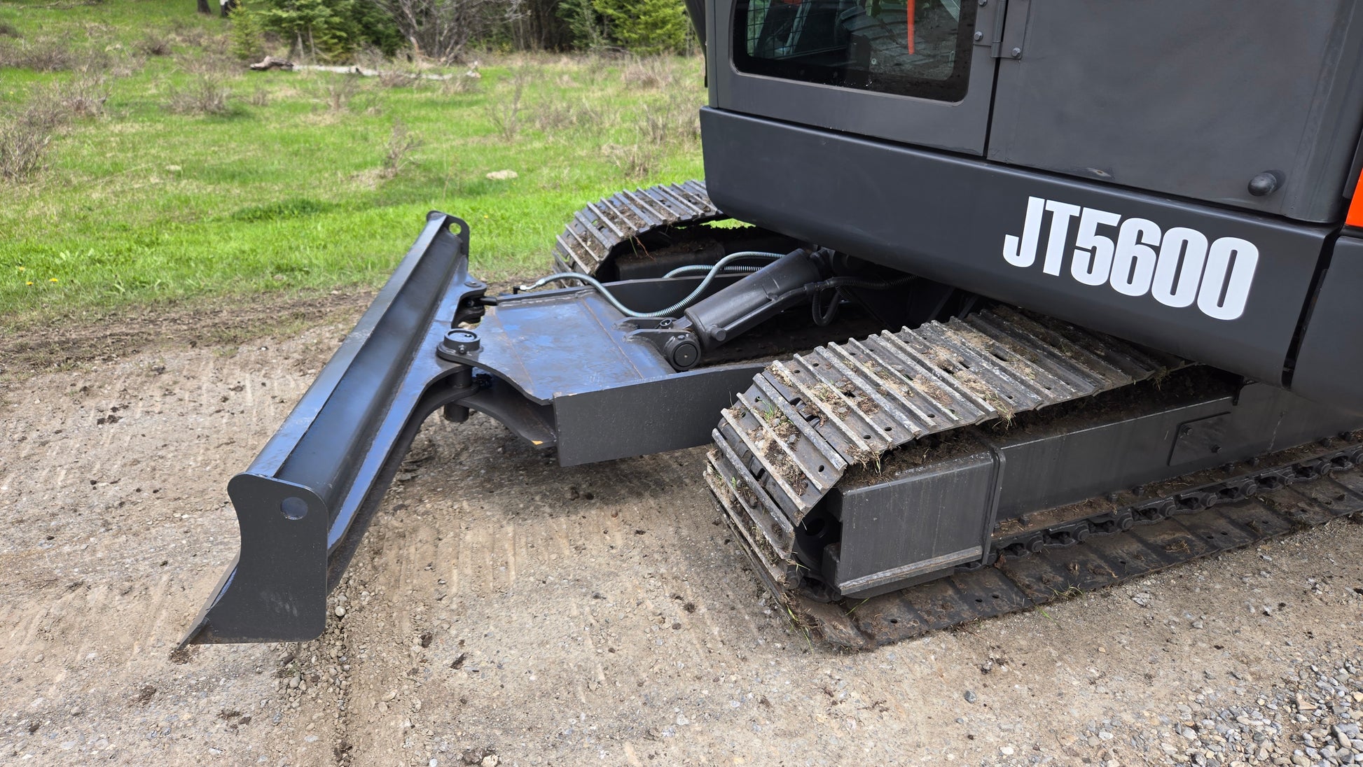 Dozer blade and track undercarriage of JT5600 6 ton mini excavator with Yanmar diesel engine for sale in Canada, strong compact excavator for construction use