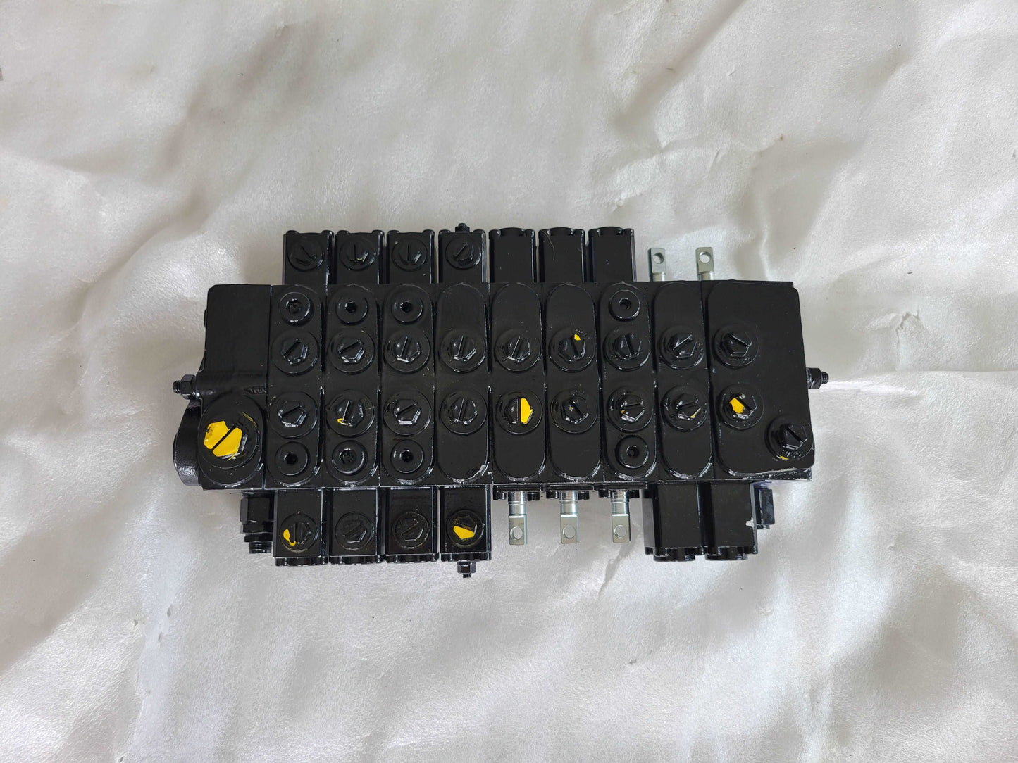 Hydraulic control valve block for excavator and loader used in construction machinery and heavy equipment parts in Canada