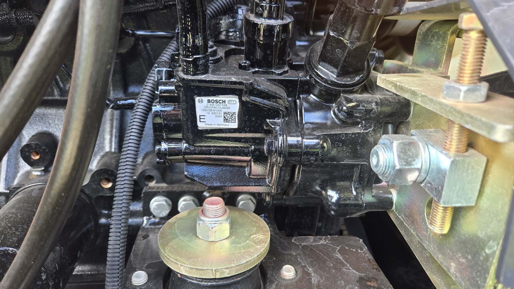 Fuel injection pump and hydraulic components of Yanmar diesel engine in JT5600 6 ton mini excavator for sale in Canada, compact excavator for construction machinery use

