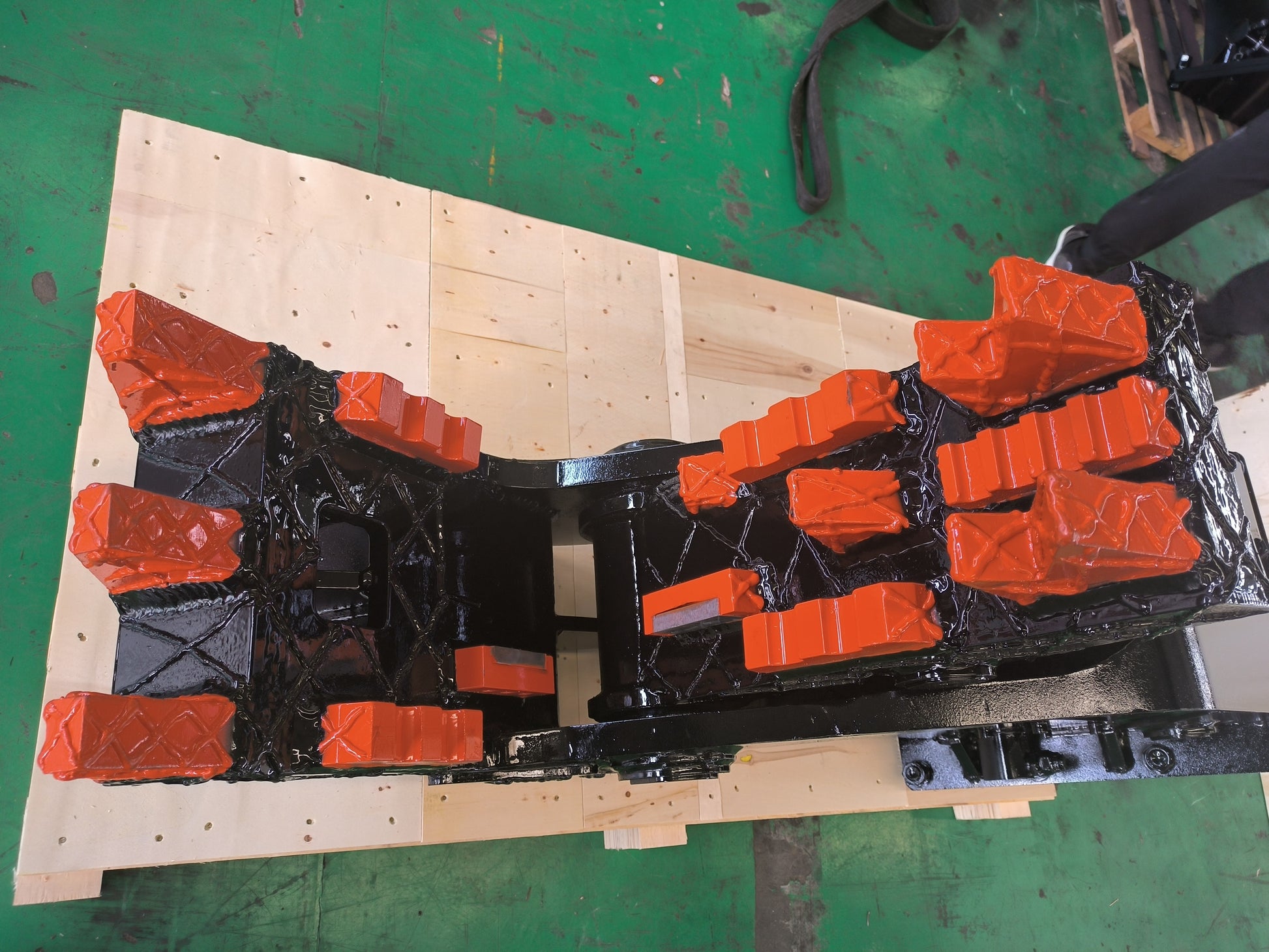 Heavy duty concrete pulverizer jaw for excavator made in Canada with reinforced teeth for crushing concrete and stone in demolition and recycling

