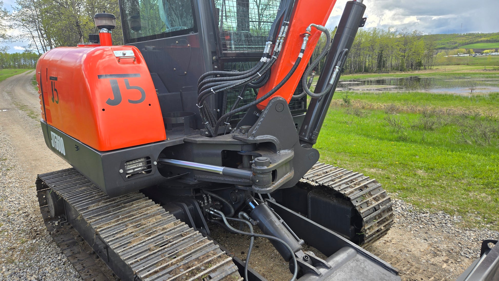 Hydraulic boom cylinder and track system of JT5600 6 ton mini excavator with Yanmar engine for sale in Canada, durable compact excavator for construction sites