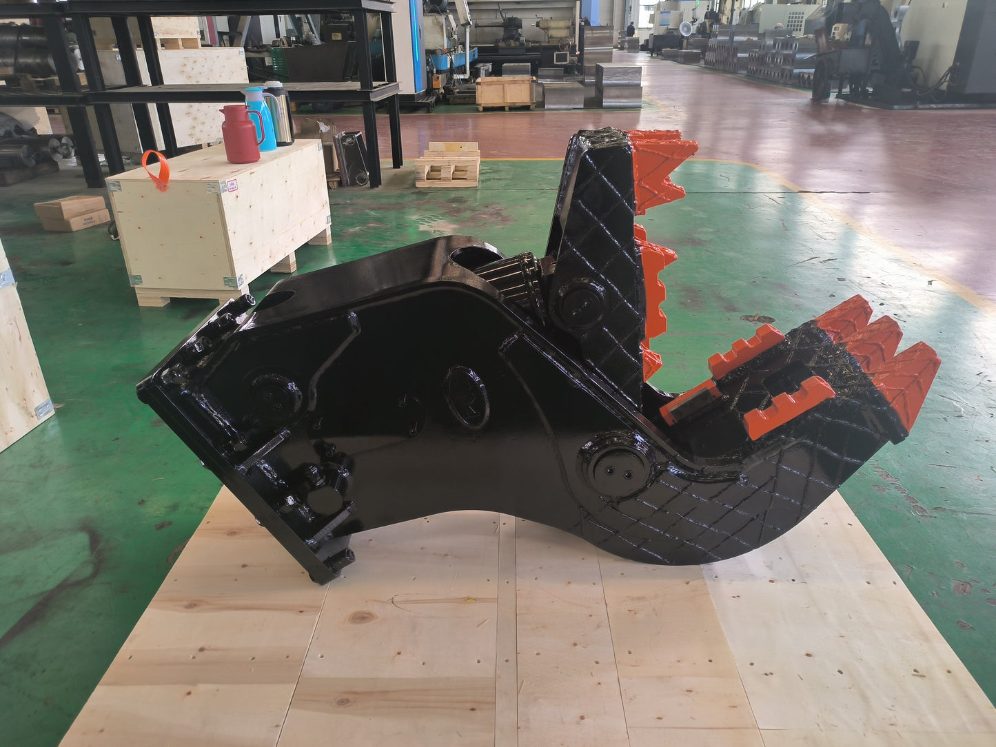 Hydraulic concrete pulverizer for excavator made in Canada used for crushing stone and reinforced concrete during demolition and recycling projects

