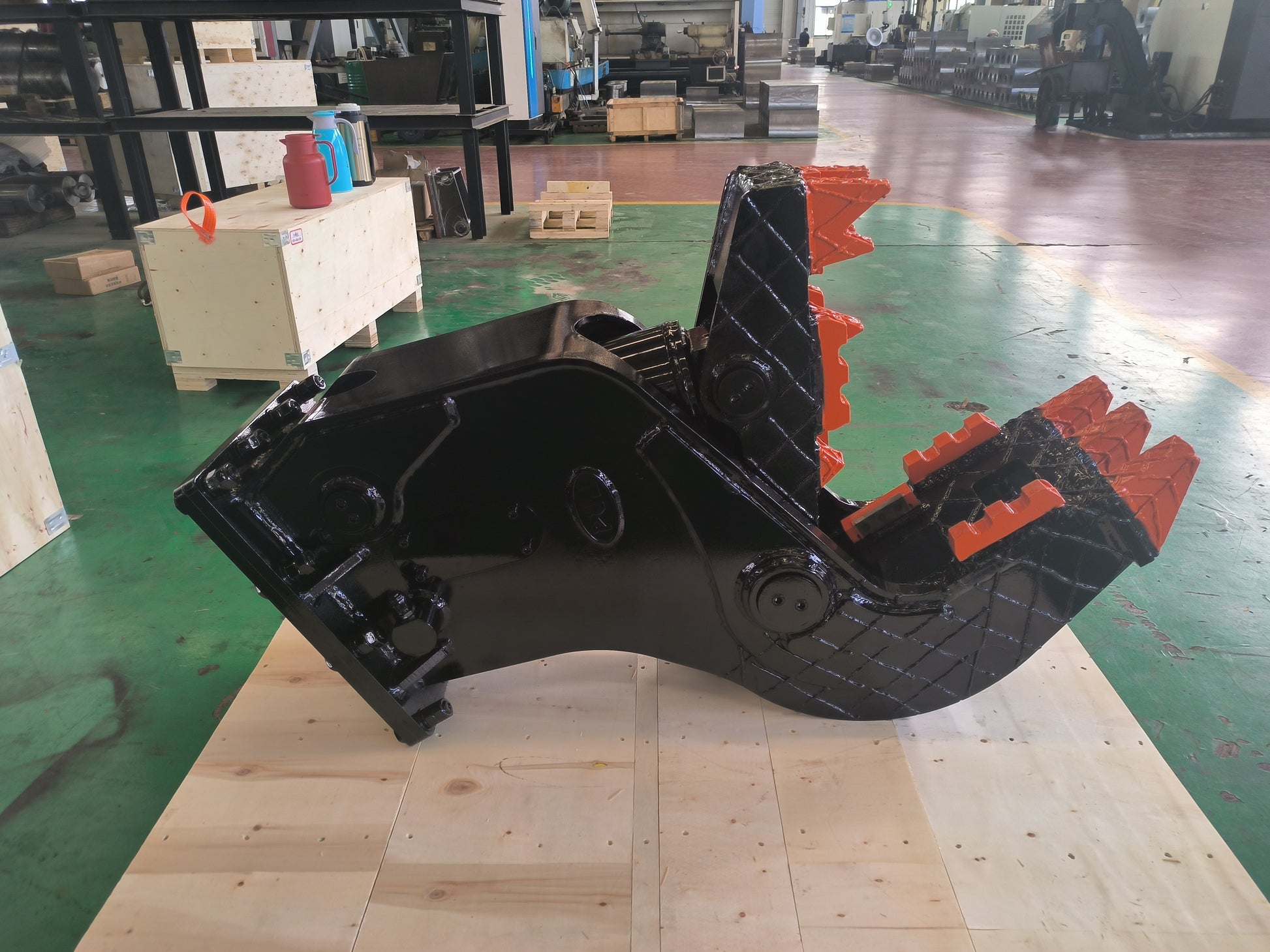 Hydraulic concrete pulverizer for excavator made in Canada used for crushing stone and reinforced concrete during demolition and recycling projects

