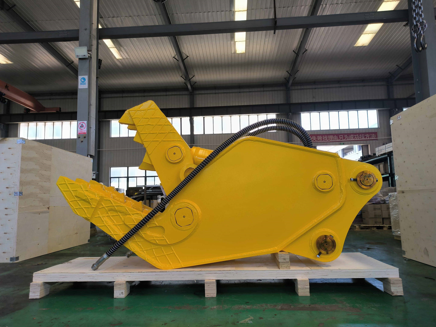 Hydraulic concrete pulverizer for excavator made in Canada providing powerful crushing for demolition recycling and stone processing equipment



