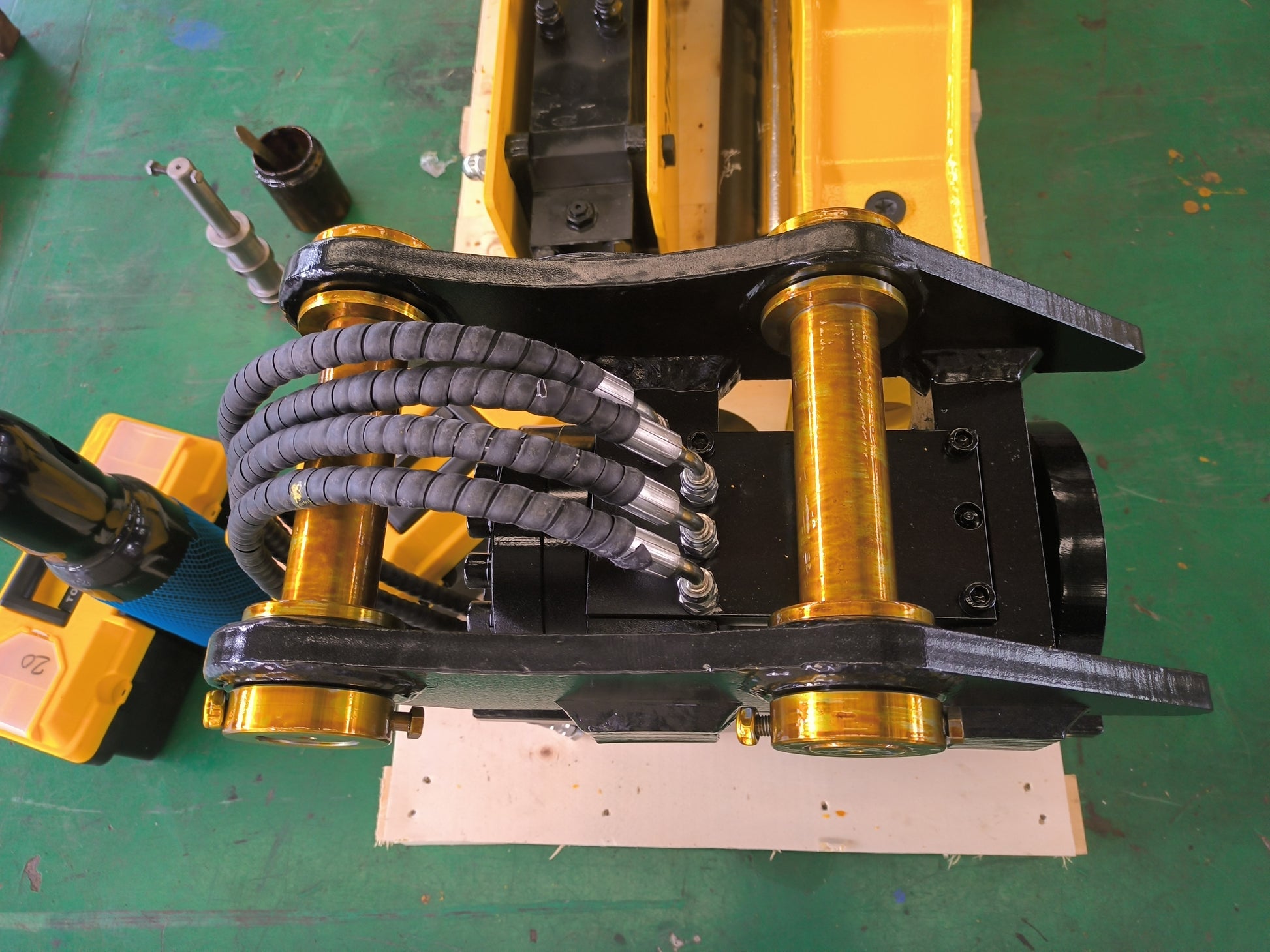 Top view hydraulic excavator quick hitch with reinforced pins and hoses for Canada market by JoyT5