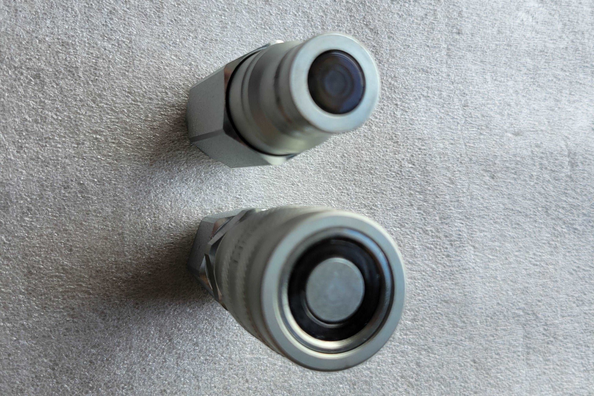 Hydraulic flat face quick coupler 3/8 NPT stainless steel front view for skid steers, excavators, and loaders. ISO16028 compatible hydraulic quick connect fittings, leak-free design, Parker and Stucchi interchangeable, available in Canada.