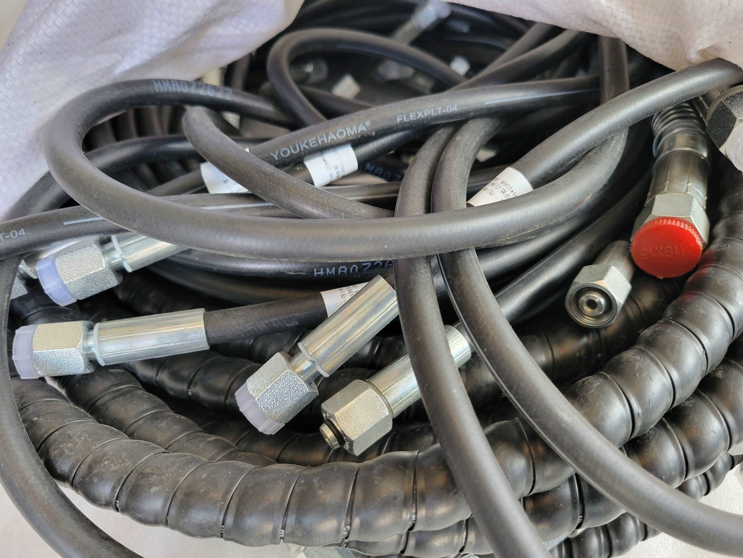 Durable hydraulic hoses and fittings for excavator loader and construction machinery used in heavy equipment maintenance in Canada