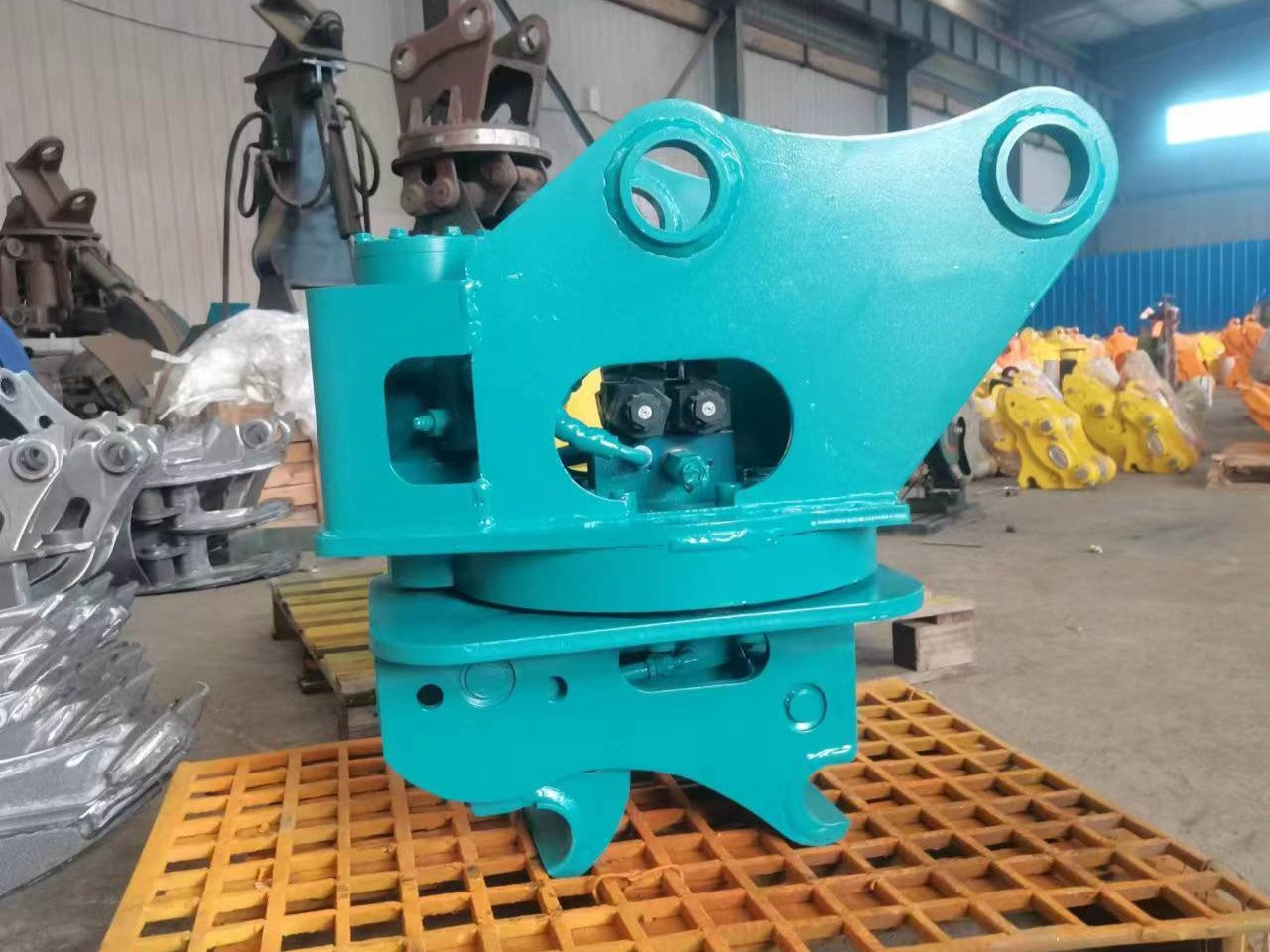 Hydraulic rotating excavator quick hitch coupler made in Canada for fast attachment changes and heavy duty construction equipment applications