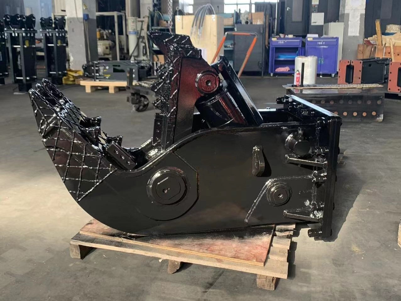 Hydraulic stone and concrete pulverizer for excavator made in Canada used for crushing reinforced concrete and rocks in demolition and recycling work

