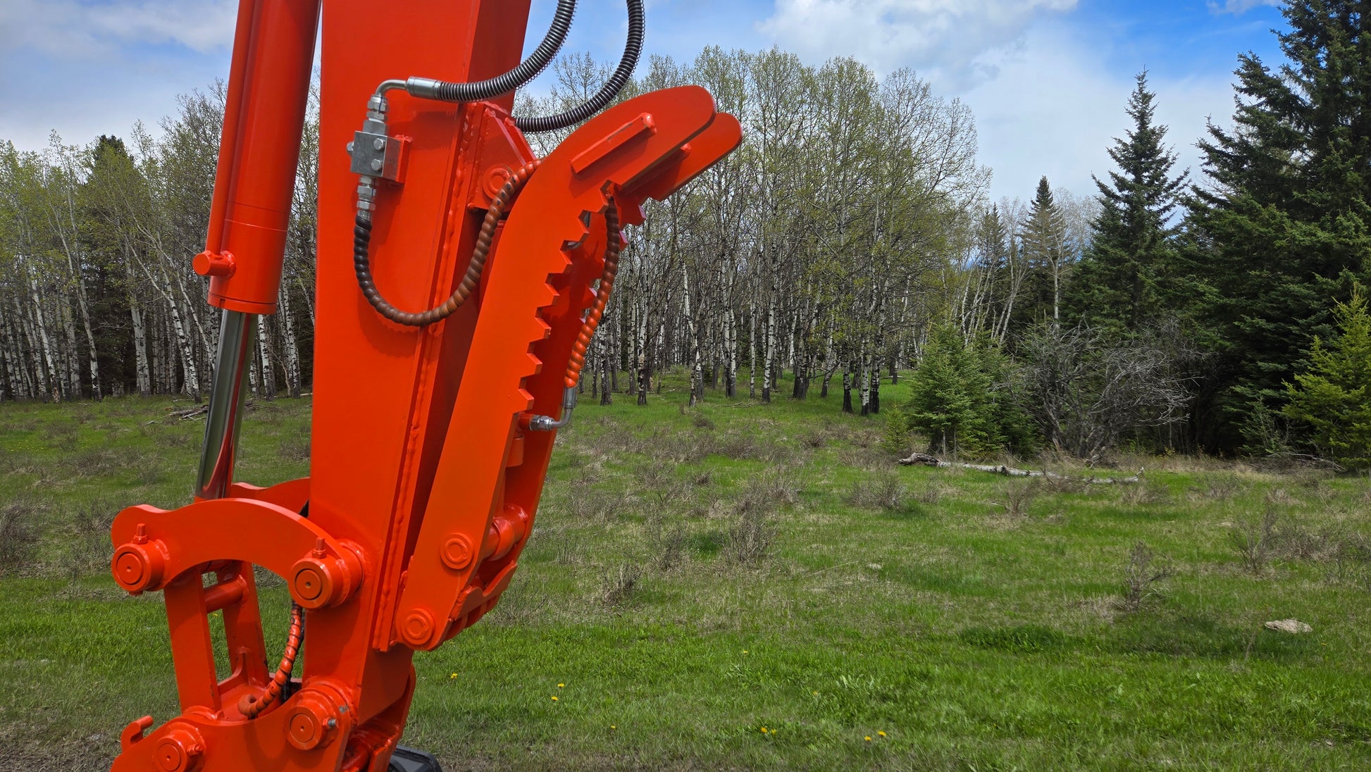 Hydraulic thumb arm and boom assembly of JT5600 6 ton mini excavator with Yanmar diesel engine for sale in Canada, durable compact excavator for construction and utility use

