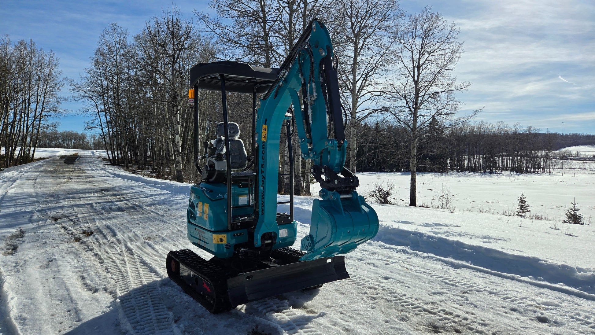 JoyT5 JT5200 2 ton mini excavator rear view powered by Kubota D902 engine. Compact excavator with zero-tail, side swing boom, hydraulic thumb and extendable undercarriage for landscaping and utility work.
